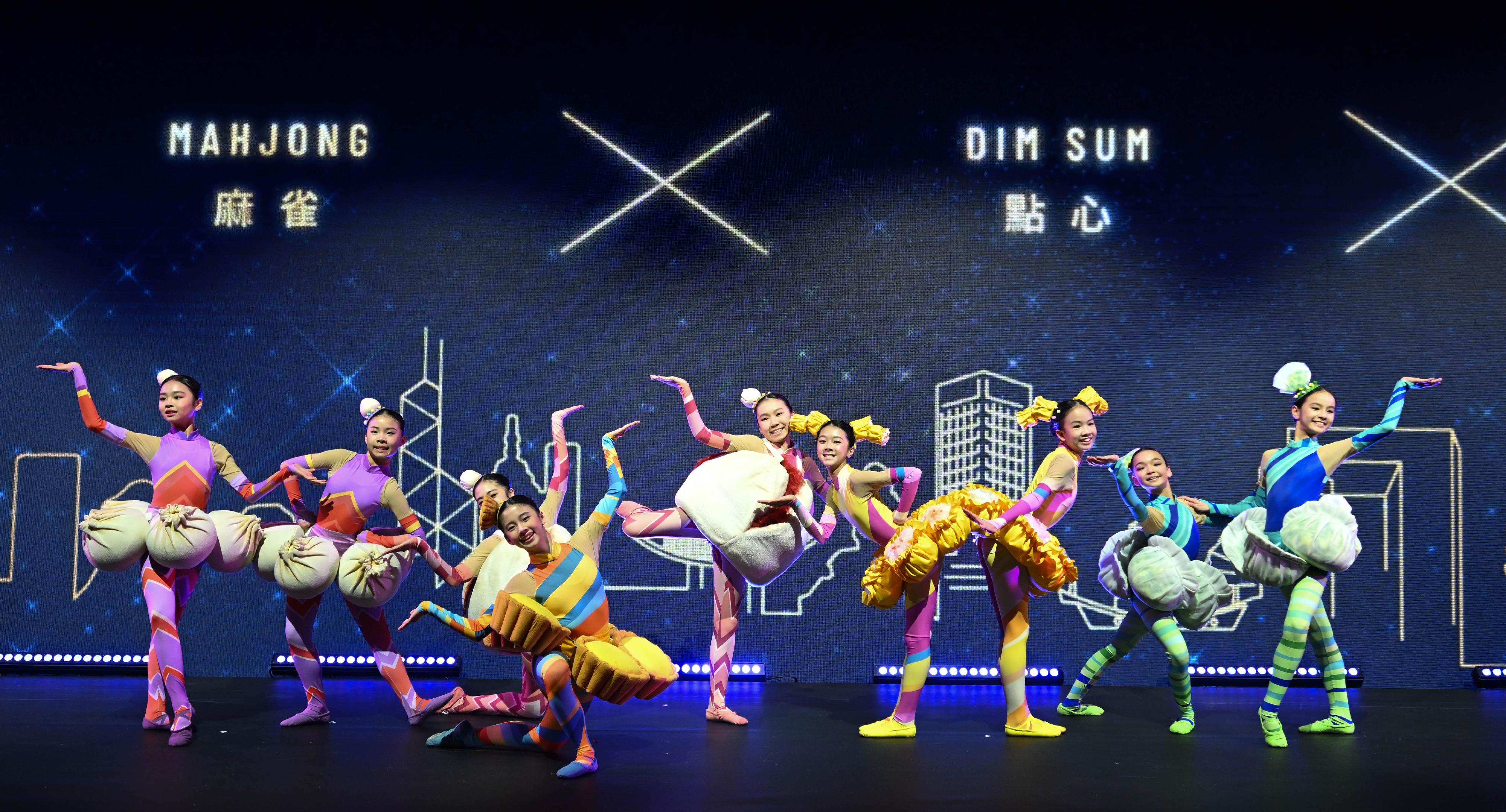 香港芭蕾舞團今晚（三月二十四日）在「裕澤香江」高峰論壇的貴賓晚宴上將世界級藝術造詣結合本地傳統文化，為來賓帶來充滿動感的香港文化體驗。
