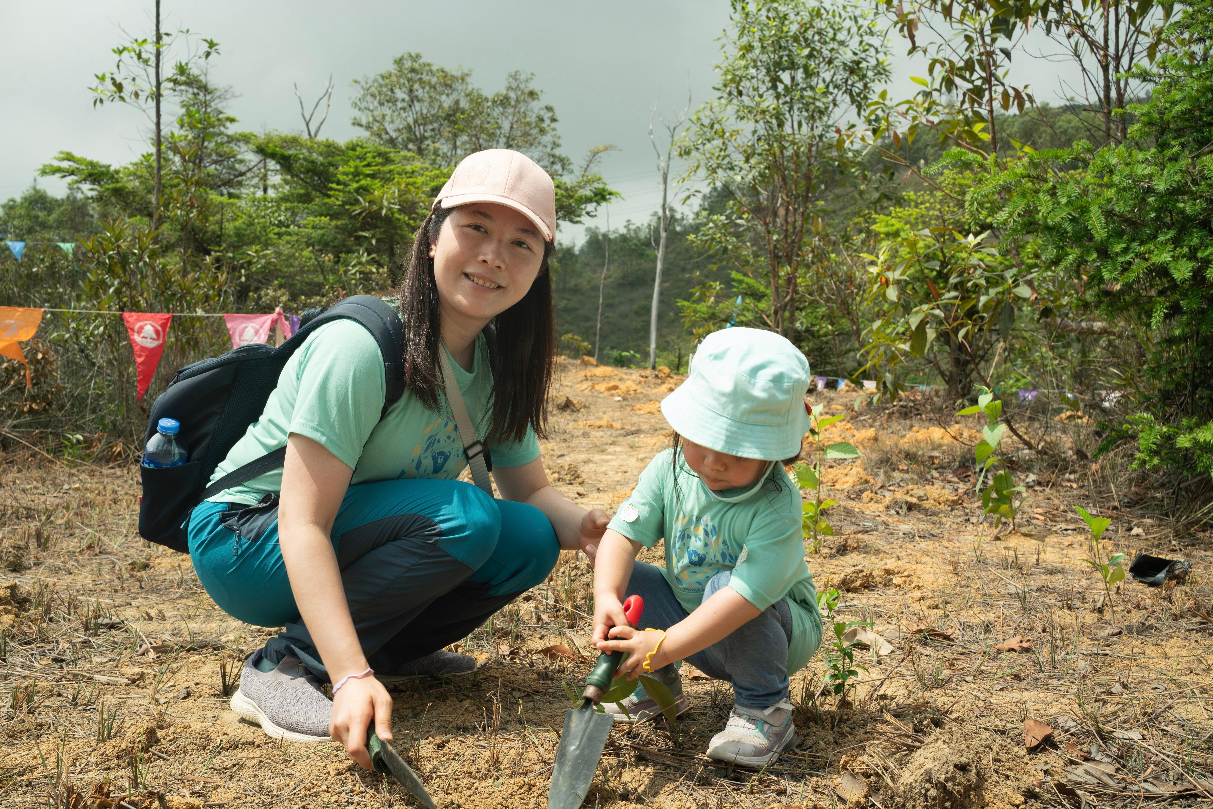 漁農自然護理署今日（三月二十五日）公布將聯同郊野公園之友會於四月十九日和二十六日（星期日）於大欖郊野公園大欖涌郊遊徑舉辦郊野公園遠足植樹日，歡迎市民參加。