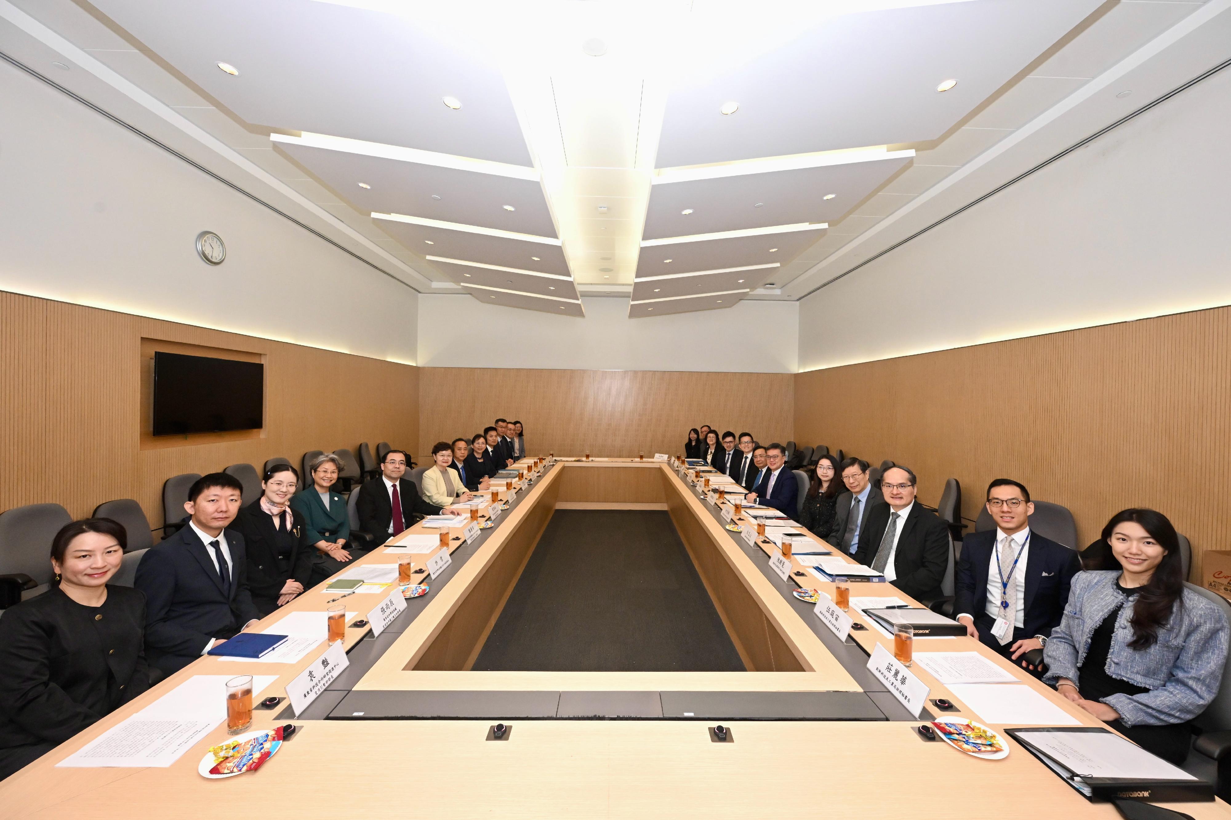 創新科技及工業局常任秘書長蔡傑銘（右六）今日（三月二十五日）與廣東省科學技術廳廳長王月琴（左六）在香港共同主持粵港科技創新合作專責小組第二十一次會議。