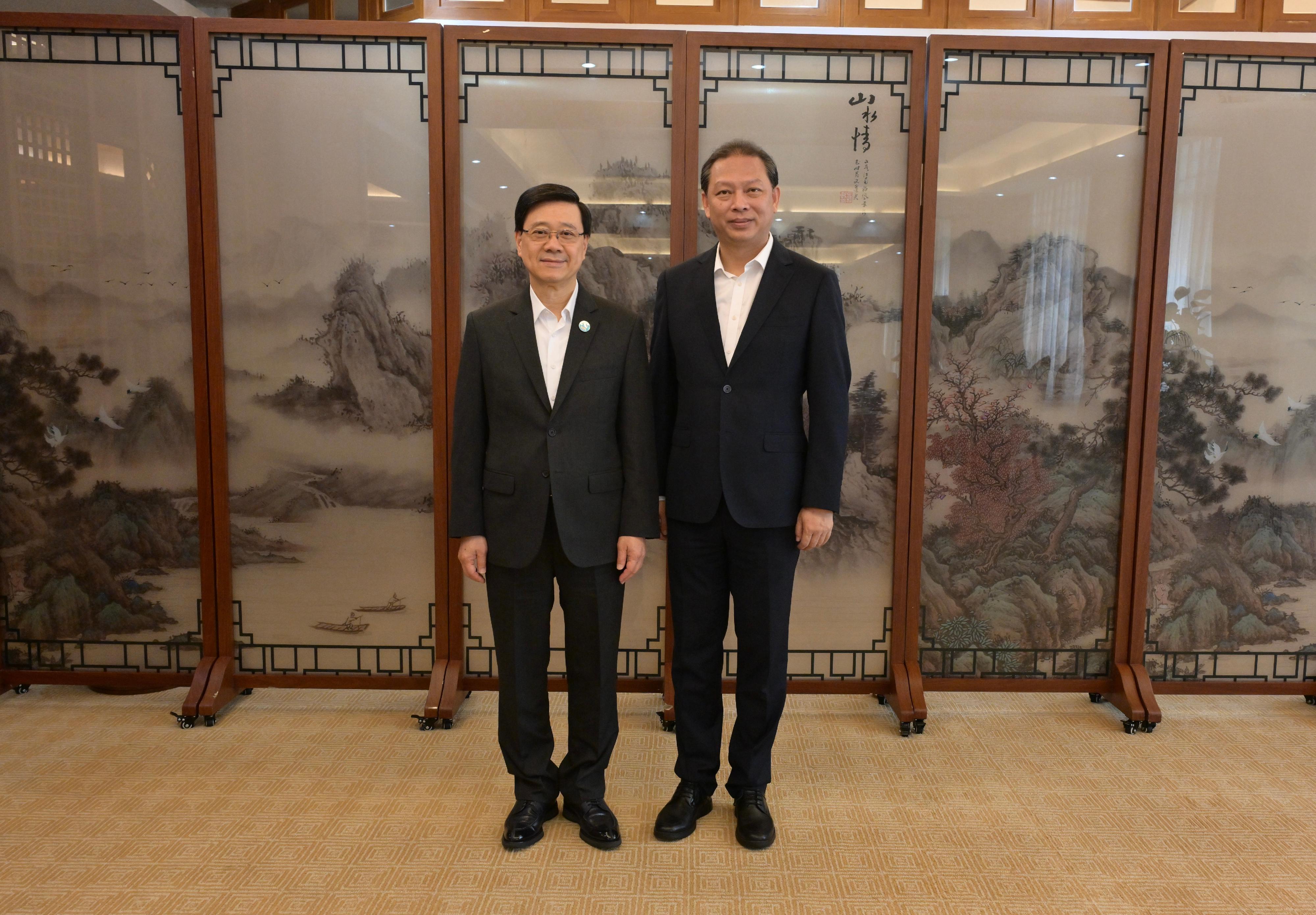 The Chief Executive, Mr John Lee (left), meets with Standing Committee Member of the CPC Hainan Provincial Committee and Secretary of the CPC Haikou Municipal Committee, Mr Fan Shaojun (right), in Hainan today (March 25).