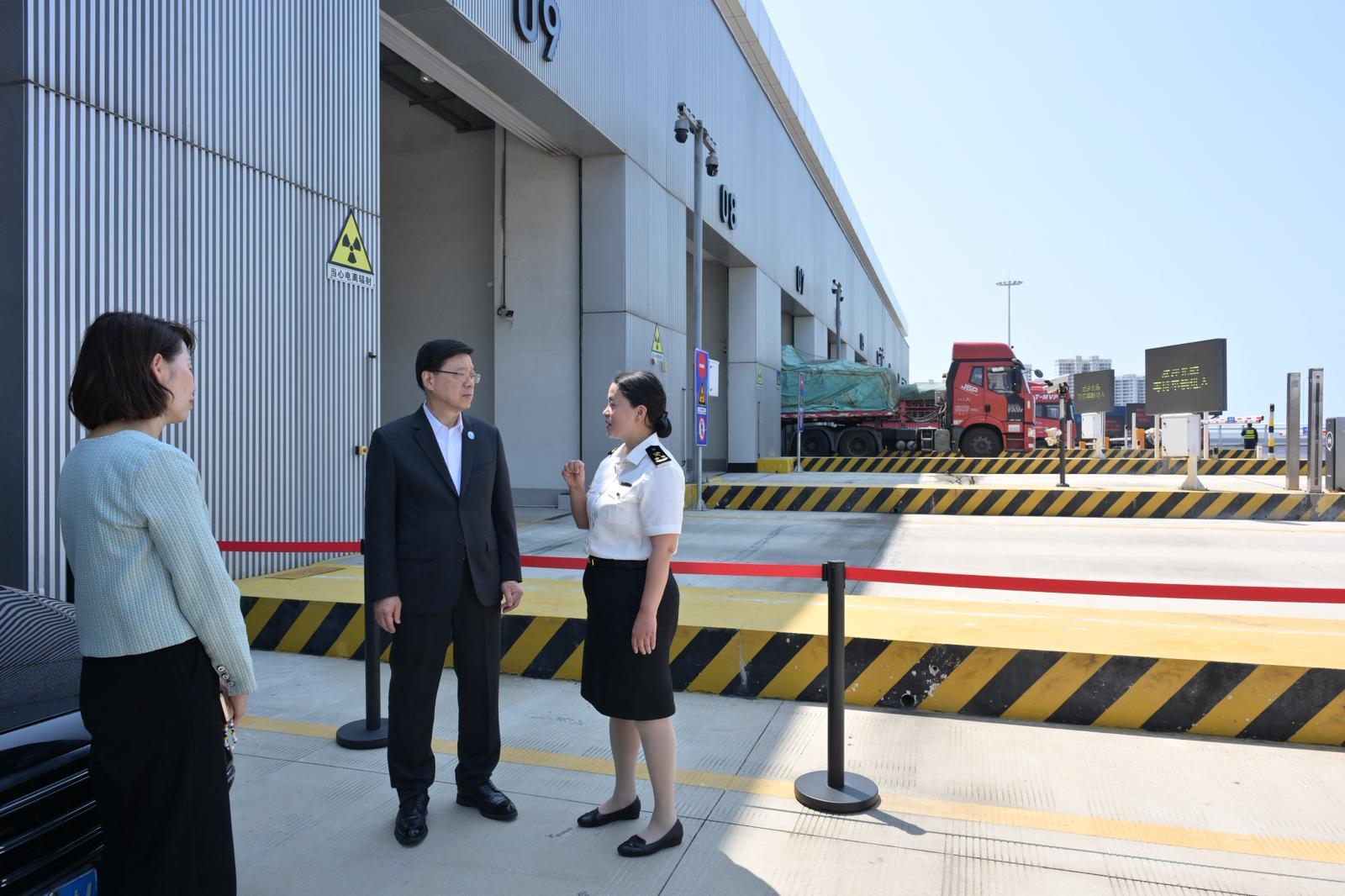 The Chief Executive, Mr John Lee, continued his visit programme in Hainan today (March 25). Photo shows Mr Lee (centre) visiting the centralised inspection site of the Nangang "Second-Line Port".
