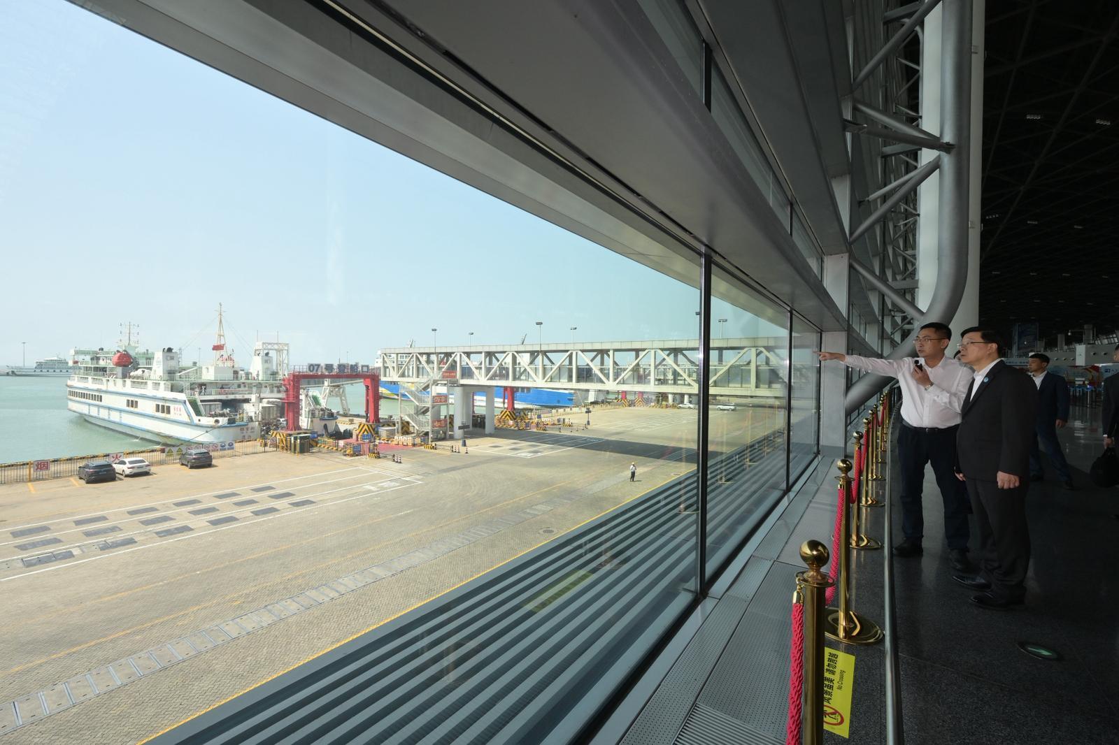 The Chief Executive, Mr John Lee, continued his visit programme in Hainan today (March 25). Photo shows Mr Lee (first right) visiting Xinhaigang in Haikou.