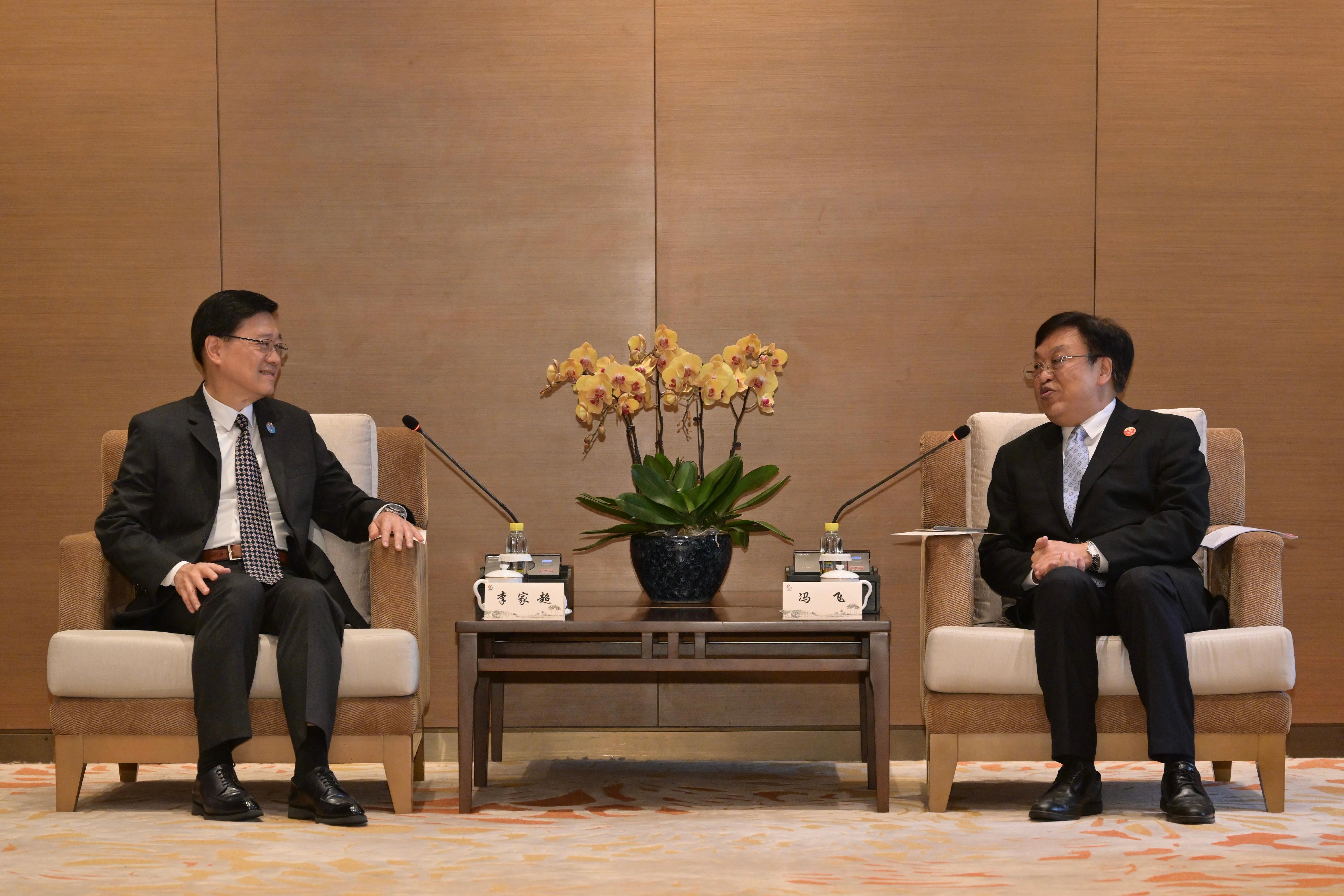 行政長官李家超（左）今日（三月二十五日）在海南與海南省委書記馮飛（右）會面。