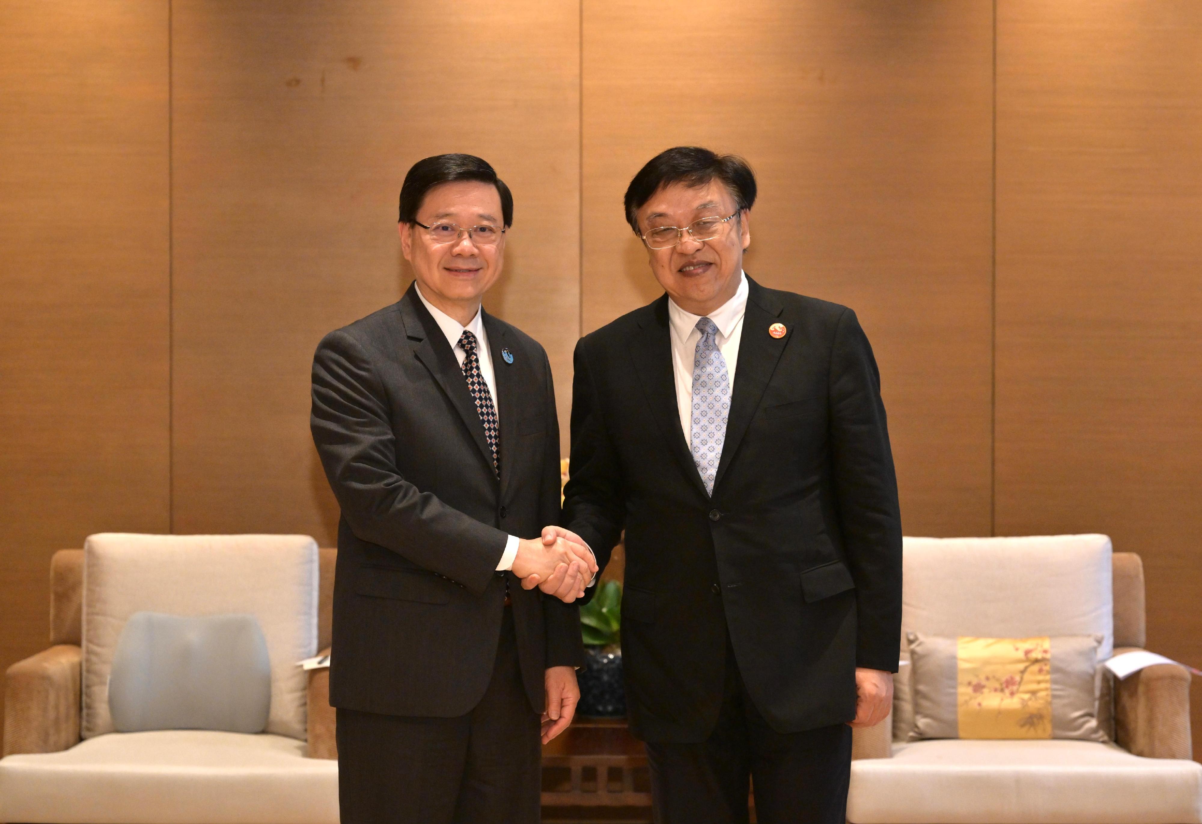 行政長官李家超（左）今日（三月二十五日）在海南與海南省委書記馮飛（右）會面。