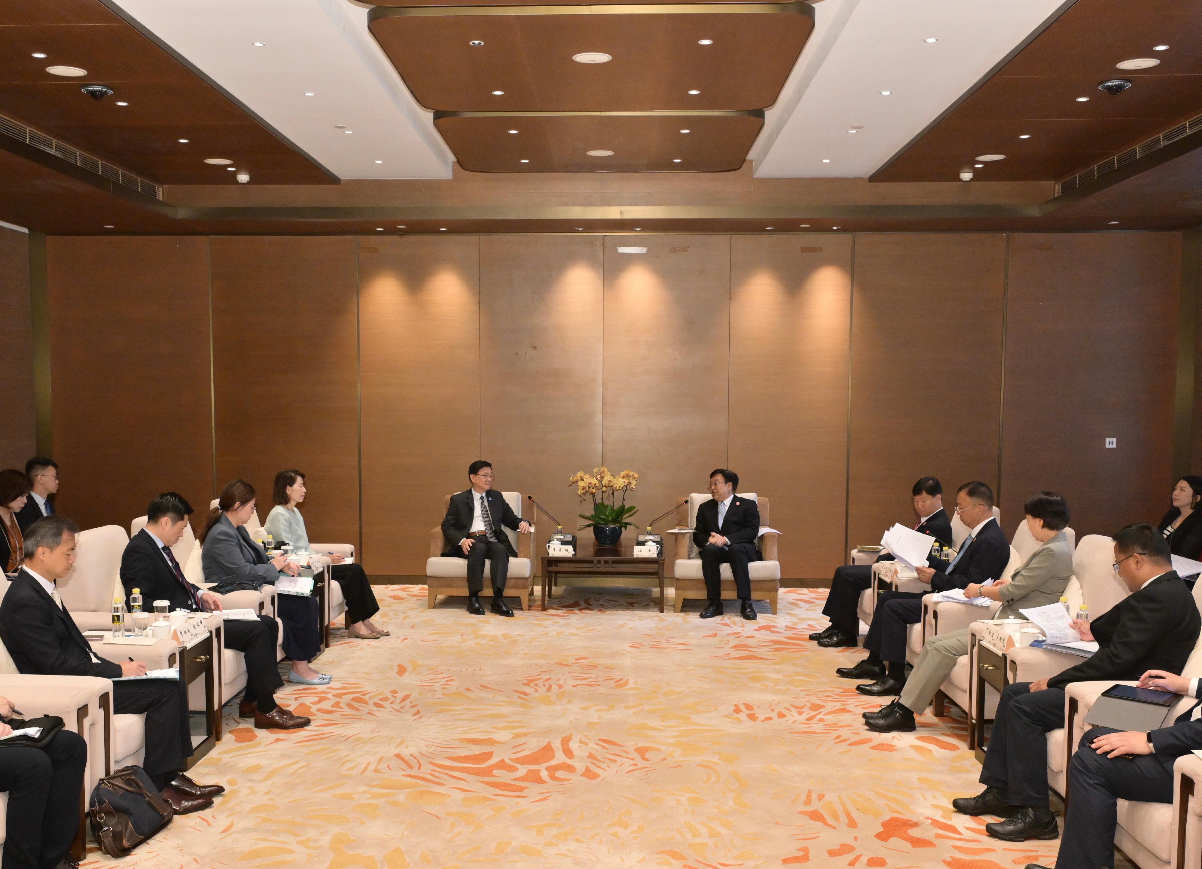 行政長官李家超（左五）今日（三月二十五日）在海南與海南省委書記馮飛（右五）會面。海南省省長劉小明（右四）和行政長官辦公室主任葉文娟（左四）亦有出席。