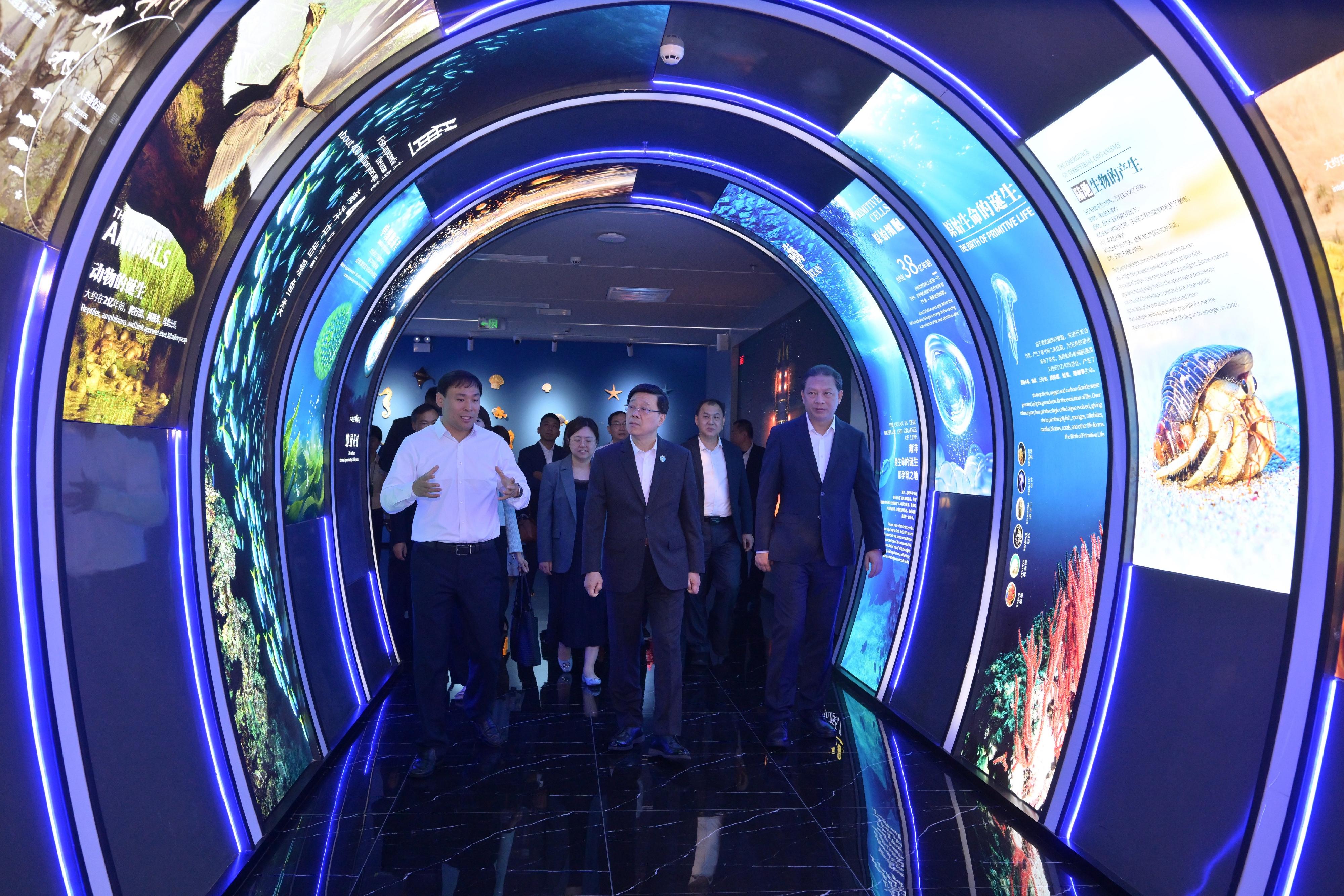 行政長官李家超今日（三月二十五日）繼續海南訪問行程。圖示李家超（中）考察一間高新技術企業。