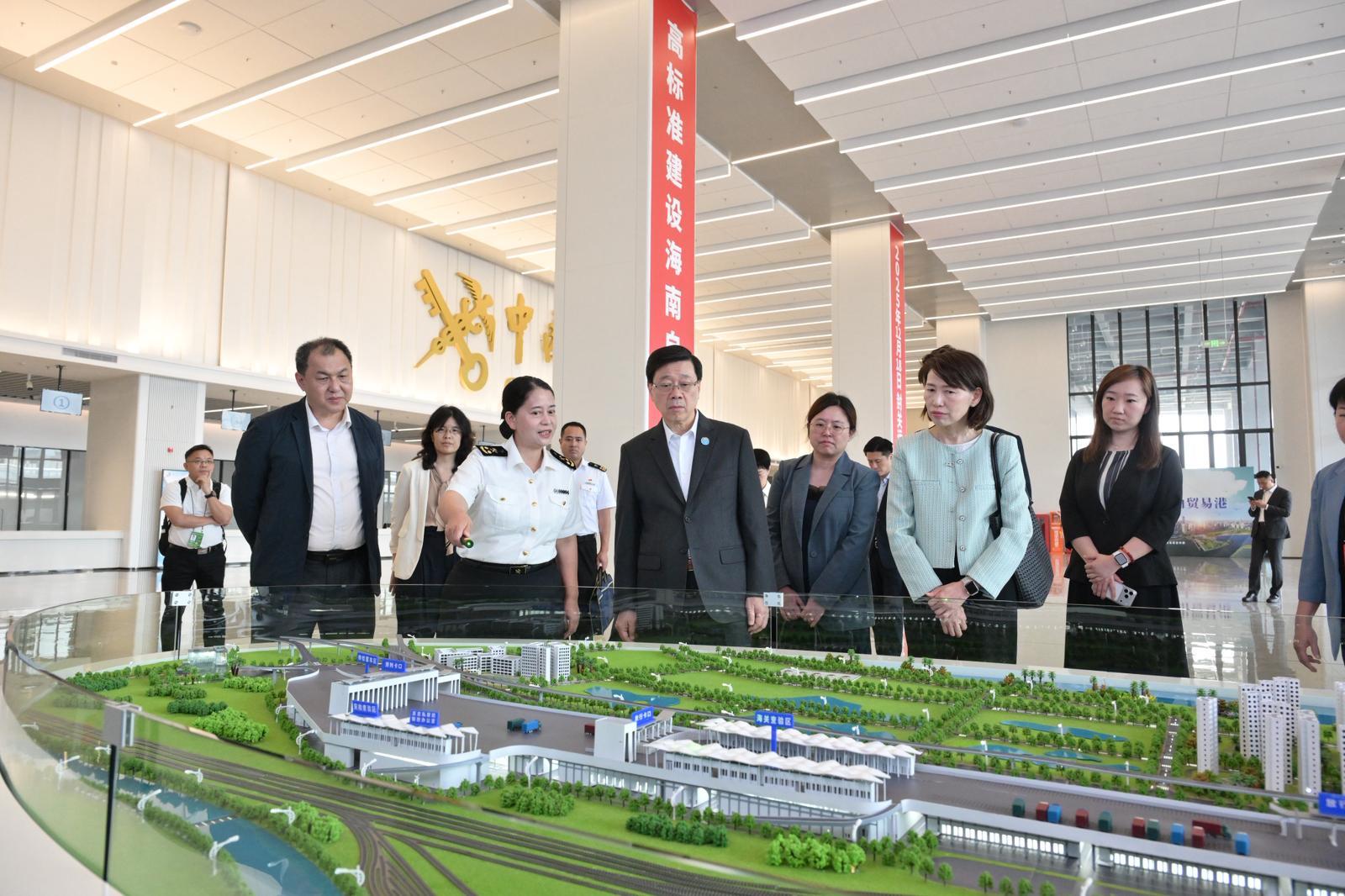 行政長官李家超今日（三月二十五日）繼續海南訪問行程。圖示李家超（右四）考察南港「二線口岸」集中查驗場。