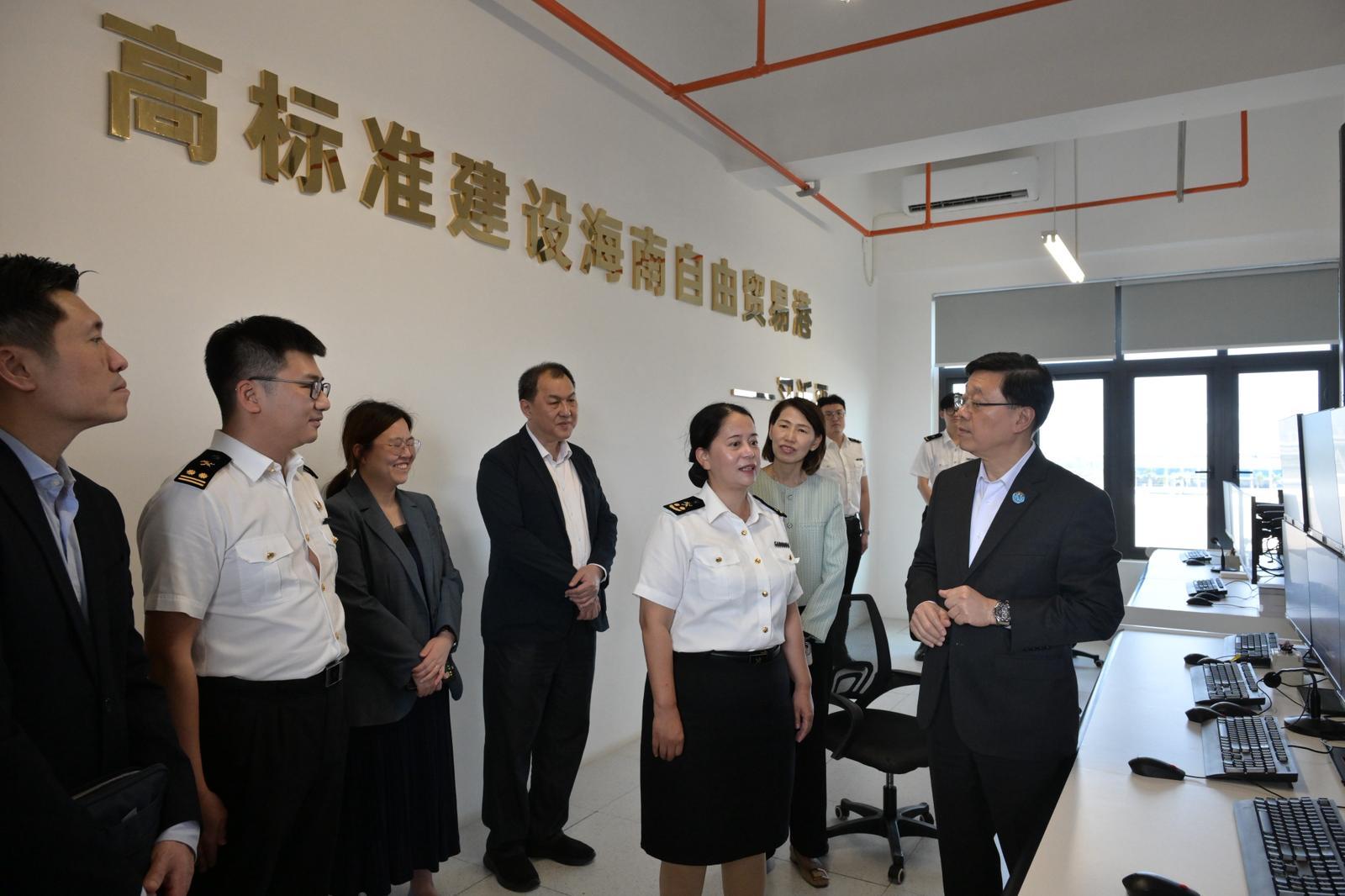 行政長官李家超今日（三月二十五日）繼續海南訪問行程。圖示李家超（右一）考察南港「二線口岸」集中查驗場。