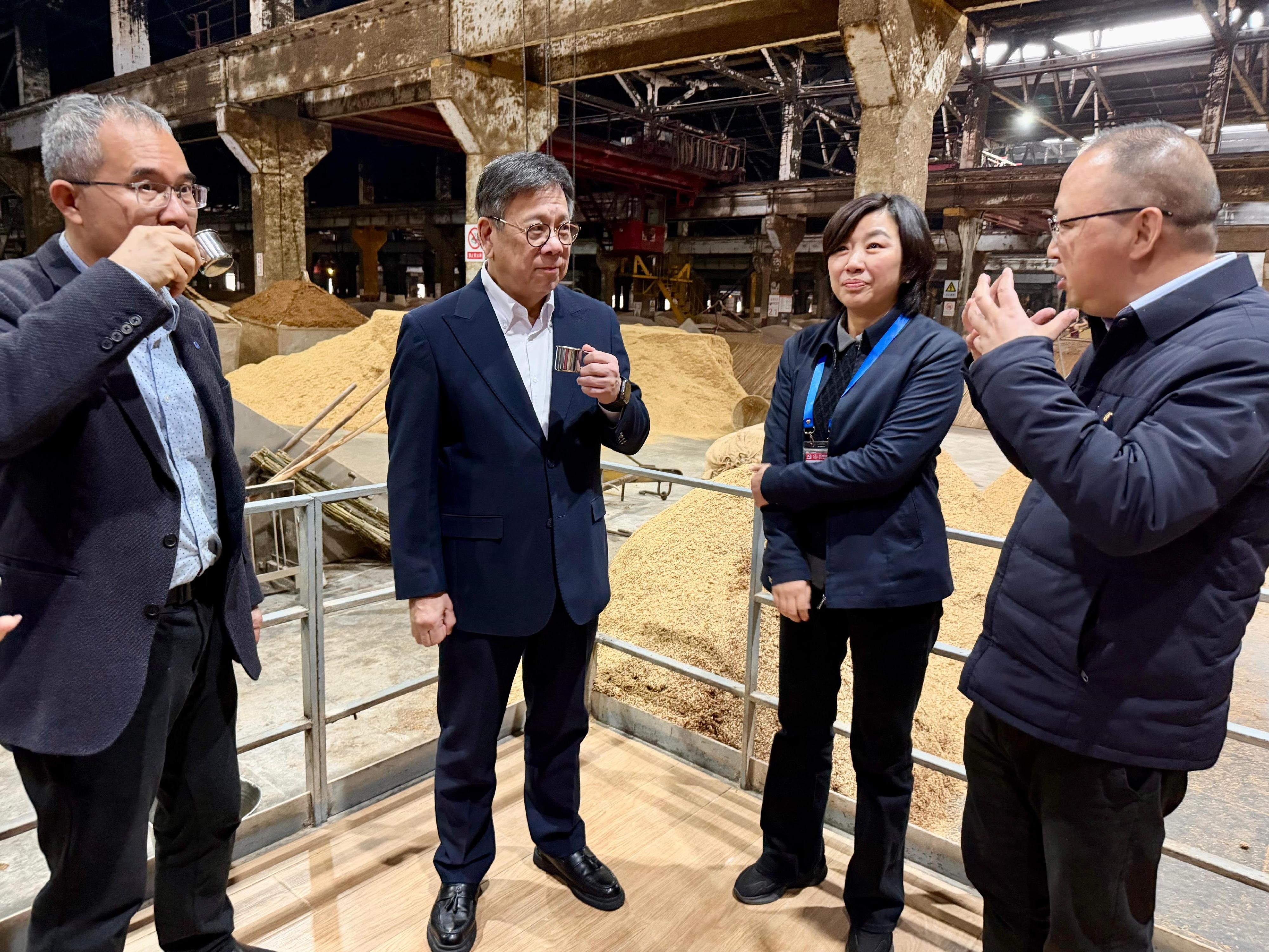  商務及經濟發展局局長丘應樺率團訪問四川推廣烈酒貿易。圖示丘應樺（左二）今日（三月二十五日）到訪四川宜賓市的五糧液酒廠，與酒廠高層代表交流。