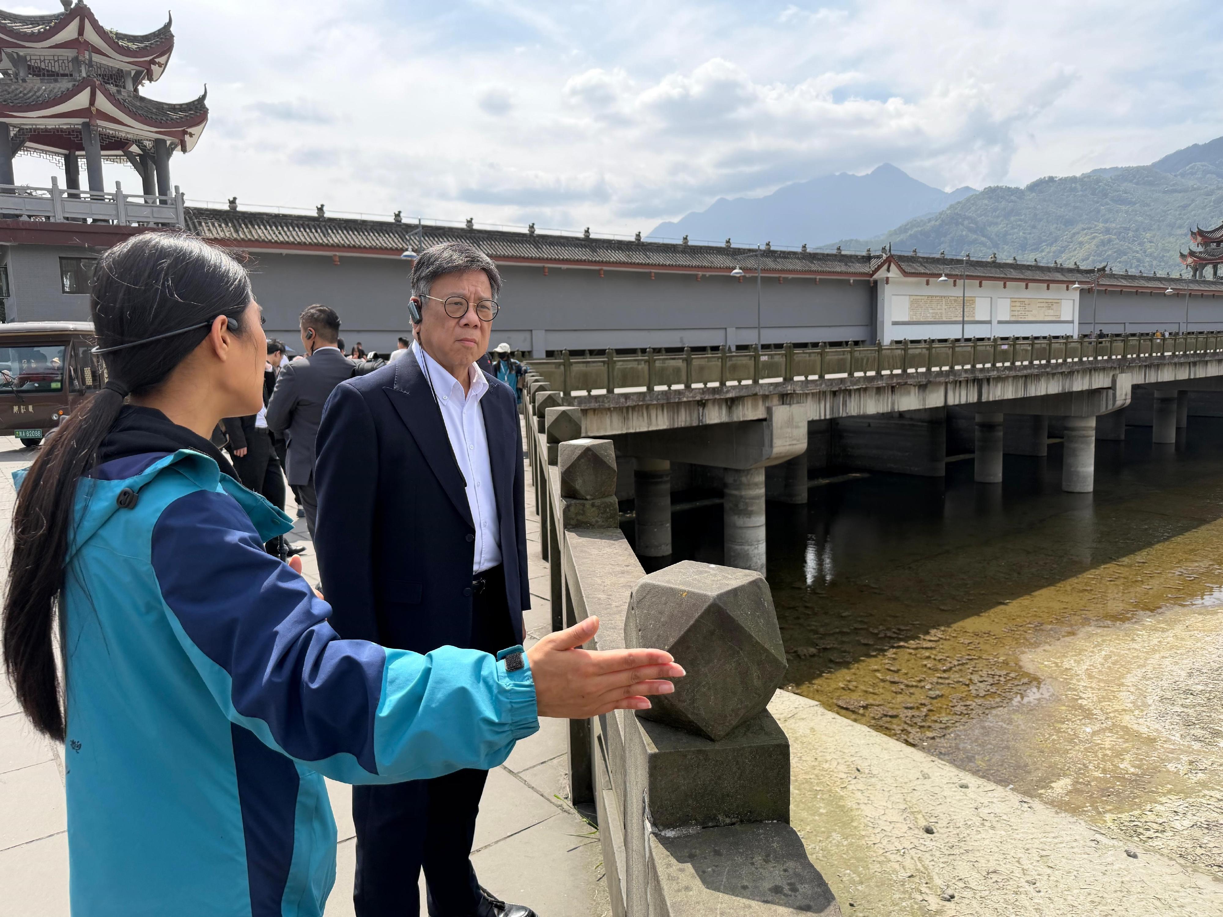 The Secretary for Commerce and Economic Development, Mr Algernon Yau (right), on his visit to Sichuan, yesterday (March 24) visited the Dujiangyan water conservancy project in Sichuan to gain a better understanding of its significance to the local developments.