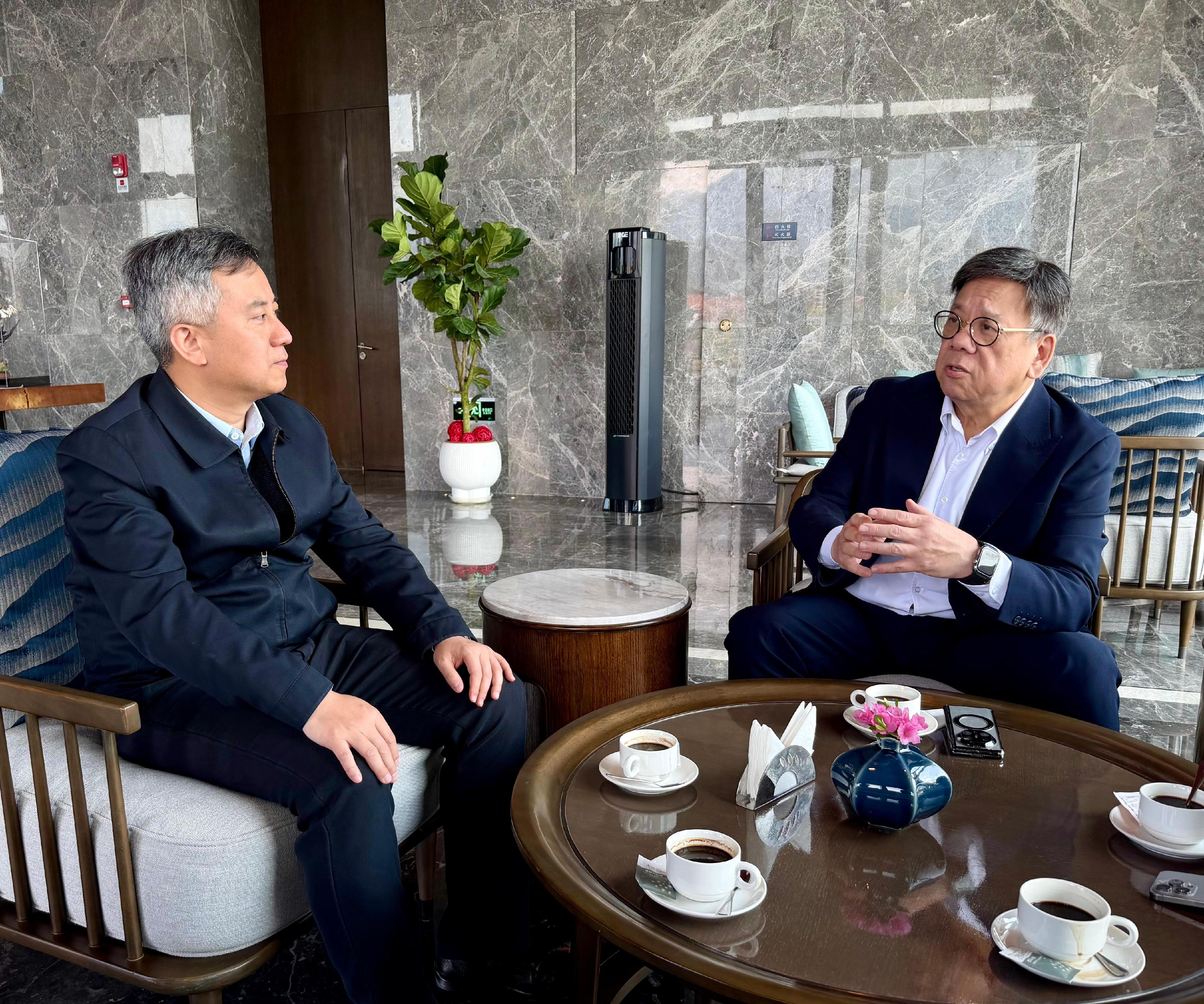 The Secretary for Commerce and Economic Development, Mr Algernon Yau, on his visit to Sichuan, had a lunch meeting with Deputy Secretary of the Dujiangyan Municipal Committee Mr Li Jianjun in Sichuan yesterday (March 24) to exchange views on strengthening business and trade co-operation between the two places. Photo shows Mr Yau (right) and Mr Li (left) having an exchange after the lunch meeting.