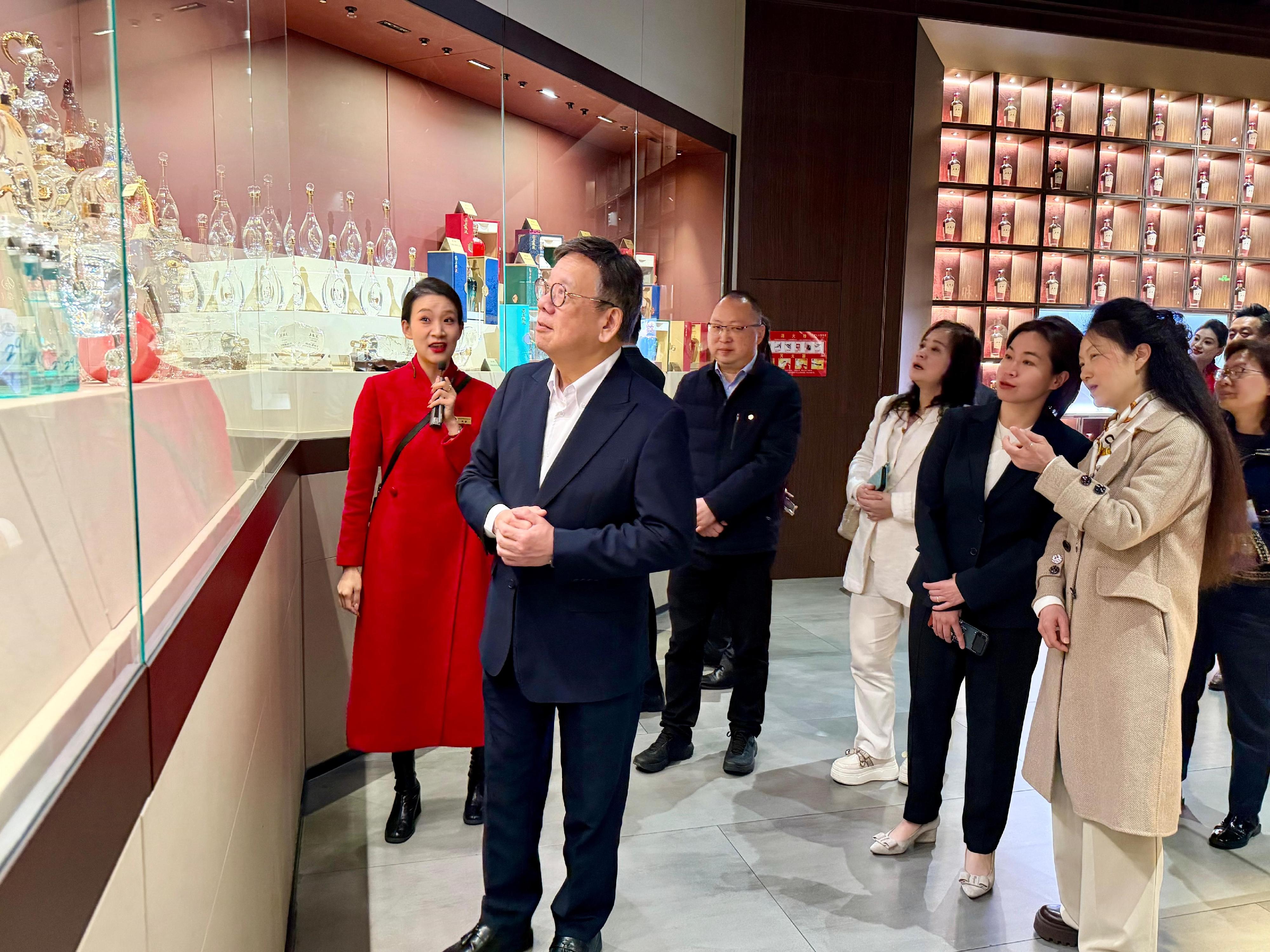 The Secretary for Commerce and Economic Development, Mr Algernon Yau, is leading a delegation to visit Sichuan to promote liquor trading. Photo shows Mr Yau (second left) visiting the Wuliangye distillery in Yibin City, Sichuan, today (March 25) to learn about the latest developments of the Chinese baijiu industry.