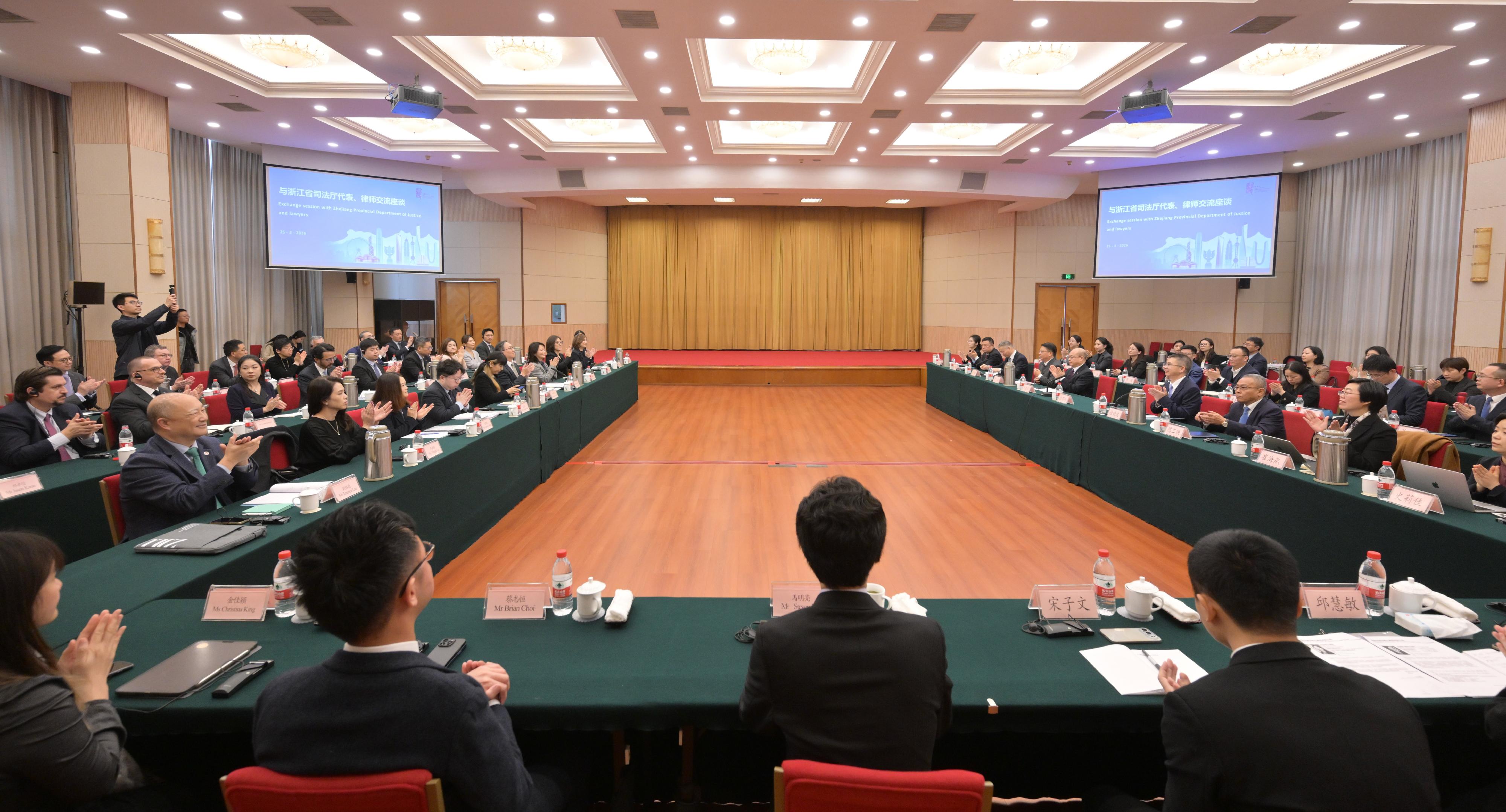 律政司司長林定國資深大律師（左六）和代表團今日（三月二十五日）在與浙江省法律界代表的交流座談與浙江省司法廳黨委副書記、副廳長勞泓（右五）會面。

