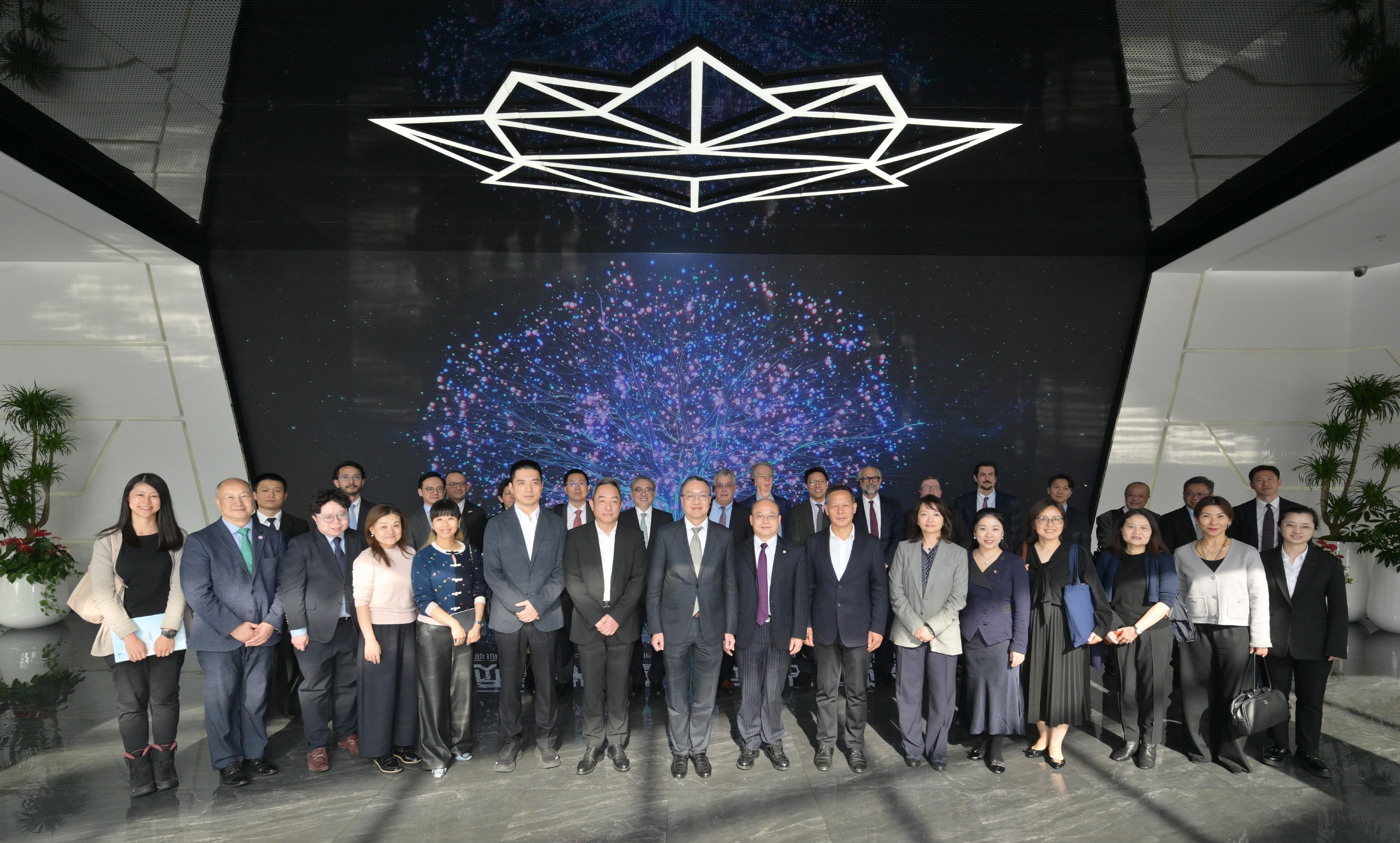 The Secretary for Justice, Mr Paul Lam, SC, together with his delegation, visited the Hangzhou Future Sci-Tech City Urban Exhibition Center today (March 25) to gain insights into Hangzhou's advancements in areas including smart city development and AI. Photo shows Mr Lam (front row, eighth left); the Director of the Hong Kong Economic and Trade Office in Shanghai of the Government of the Hong Kong Special Administrative Region, Ms Veronica Wong (front row, sixth right); and the Principal Government Counsel of the Legal Enhancement and Development Office of the Department of Justice, Ms Peggy Au Yeung (front row, fifth left), with Zhejiang enterprise representatives.
