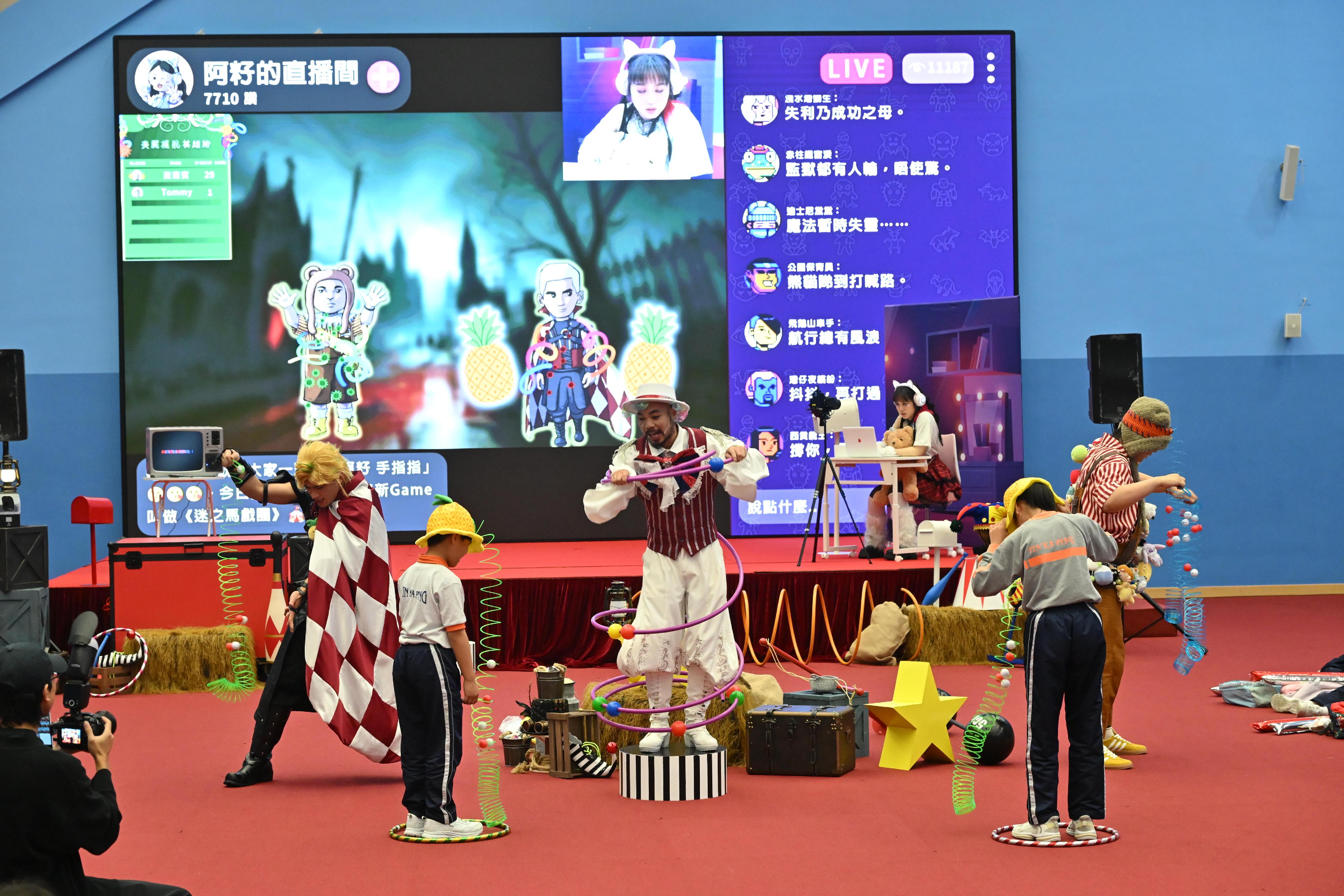 警務處今日（三月二十五日）舉辦全新劇目《迷之馬戲團&mdash;互動禁毒劇場》體驗場，向慈善機構及辦學團體代表、校長、教師和高小學生傳遞禁毒信息，進一步提升大眾對防範依托咪酯等新興毒品的警覺性。