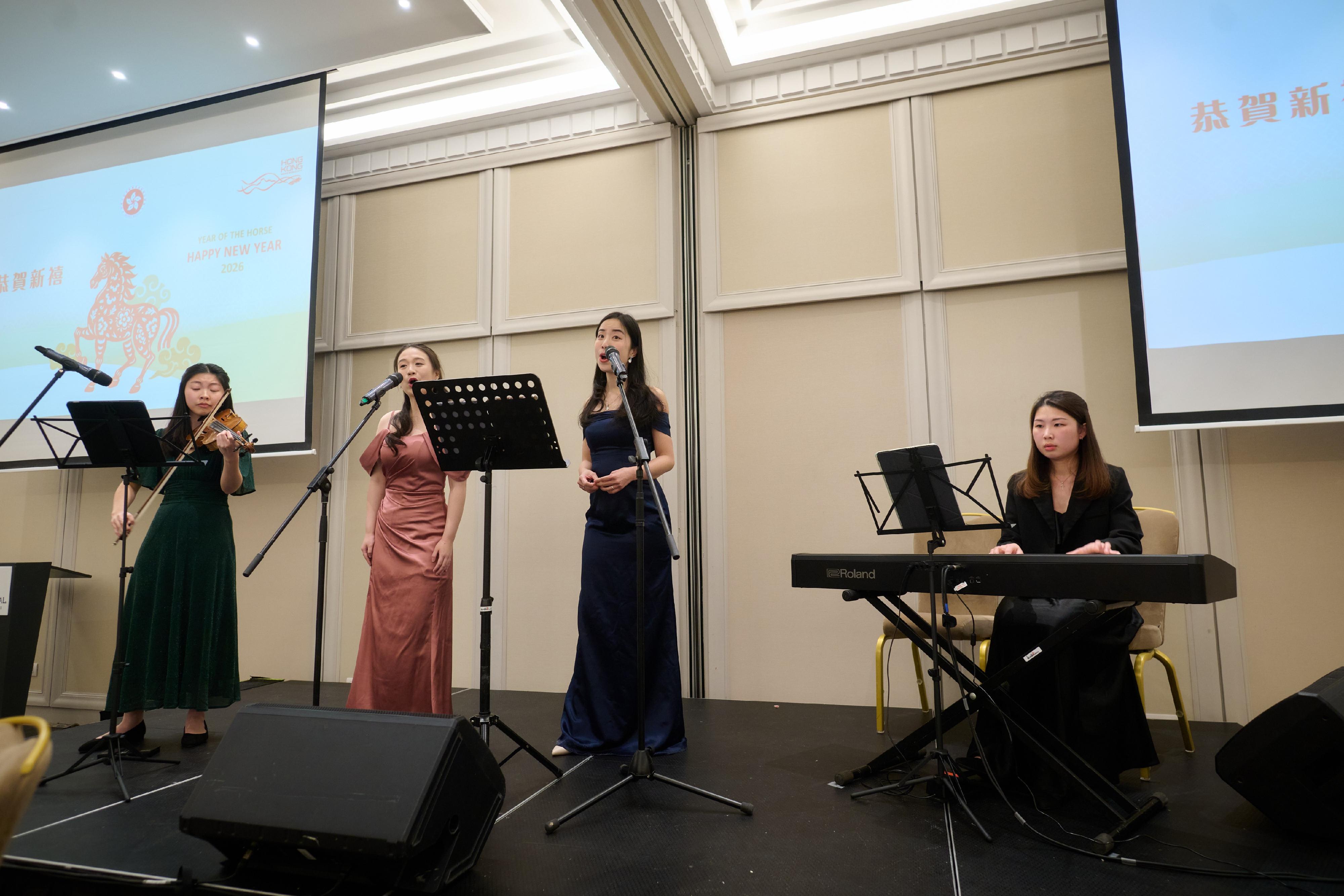 香港駐布魯塞爾經濟貿易辦事處在歐洲多國舉辦合共十二場盛大新春酒會，與當地各界慶祝馬年。圖示香港年輕音樂家於三月十七日（布加勒斯特時間）在羅馬尼亞布加勒斯特的新春酒會上進行音樂表演。
