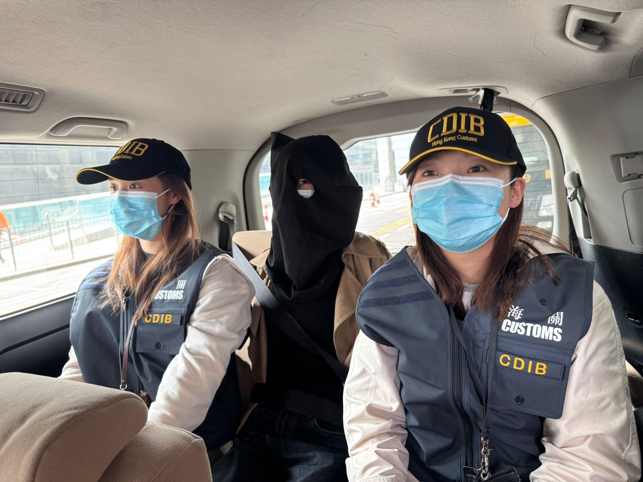 香港海關昨日（三月二十五日）在香港國際機場偵破一宗行李藏毒的販毒案件，檢獲約十六點五公斤懷疑大麻花，估計市值約三百四十萬元。圖示該名二十七歲的被捕女子。 