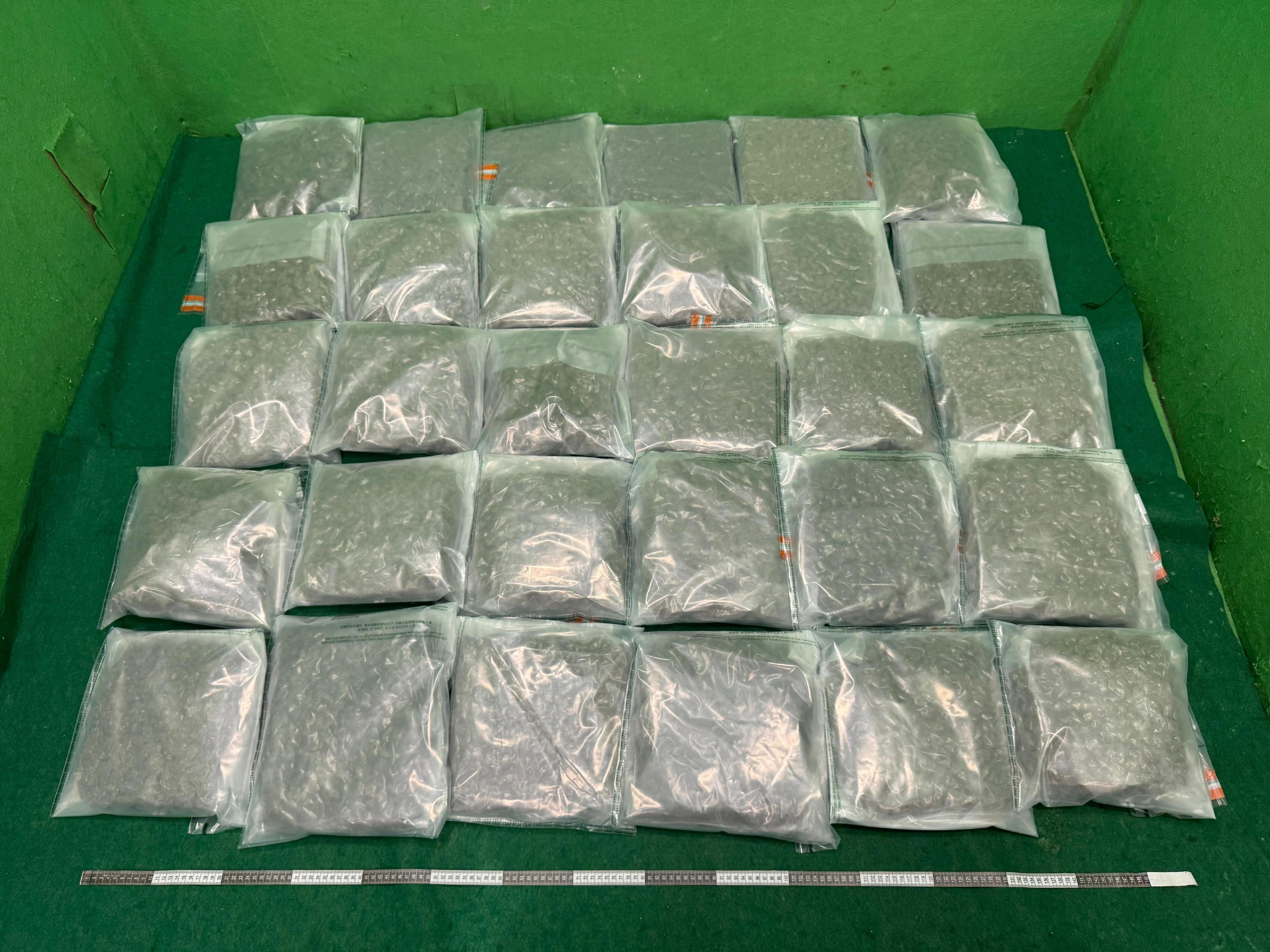 Hong Kong Customs yesterday (March 25) detected a drug trafficking case involving baggage concealment at Hong Kong International Airport. About 16.5 kilograms of suspected cannabis buds with an estimated market value of about $3.4 million were seized. Photo shows the suspected cannabis buds seized.