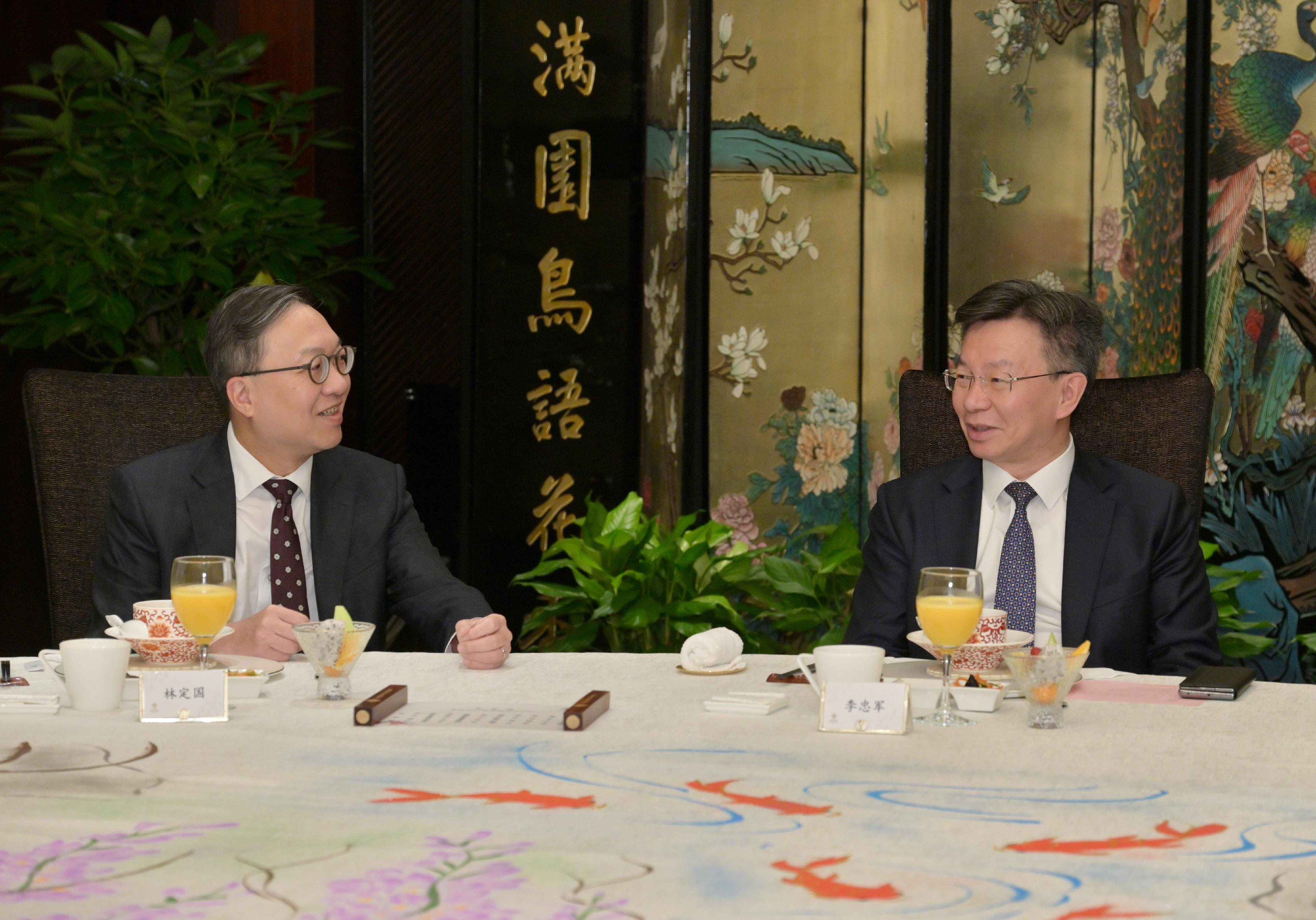 律政司司長林定國資深大律師（左）今日（三月二十六日）與南京巿巿長李忠軍（右）共晉早餐，雙方就南京的最新發展，以及與香港的合作機遇交流意見。
