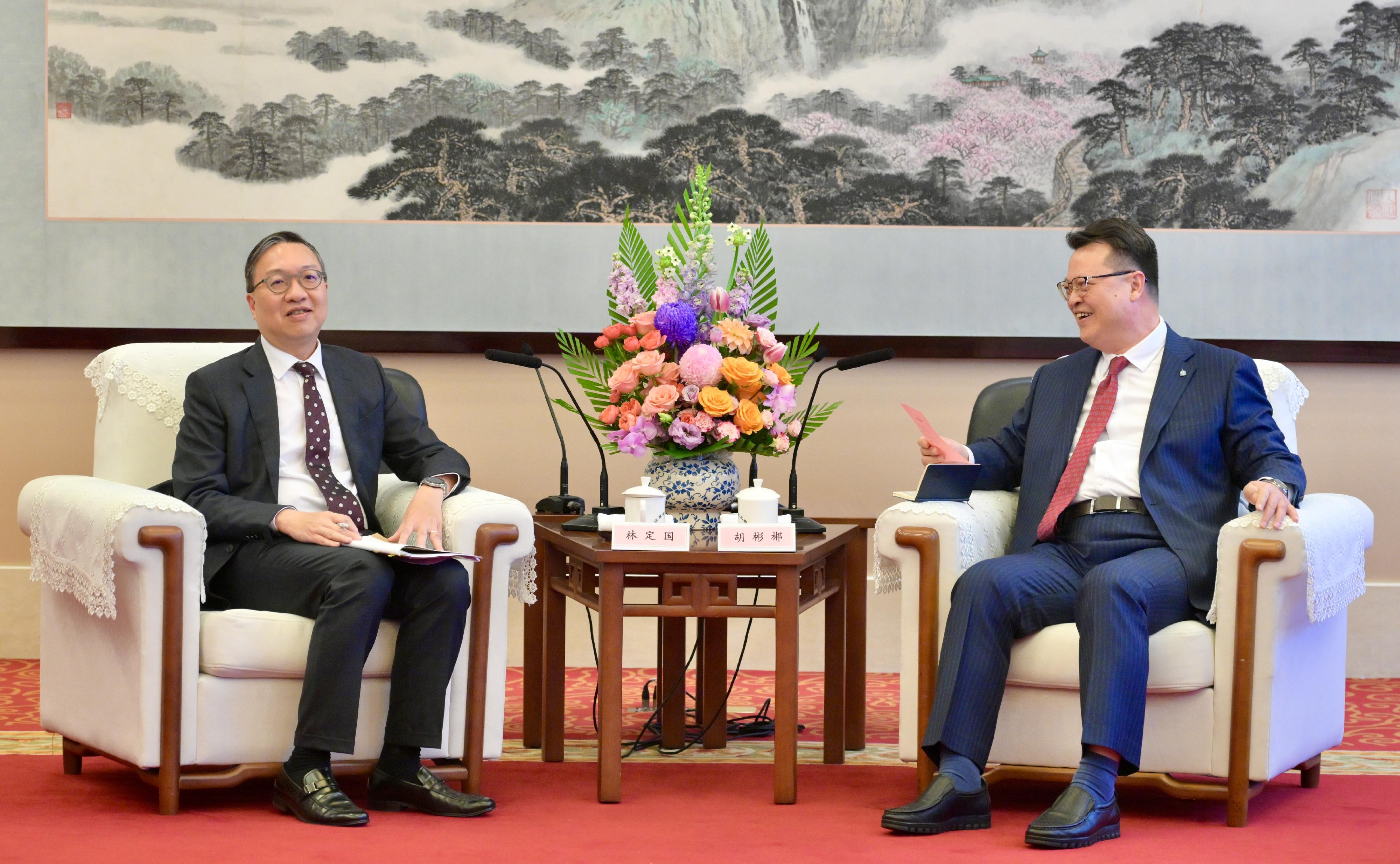 The Secretary for Justice, Mr Paul Lam, SC (left), met with Vice Governor of Jiangsu Province Mr Hu Binchen (right) today (March 26) to discuss ways to strengthen co-operation and exchanges between Jiangsu and Hong Kong.