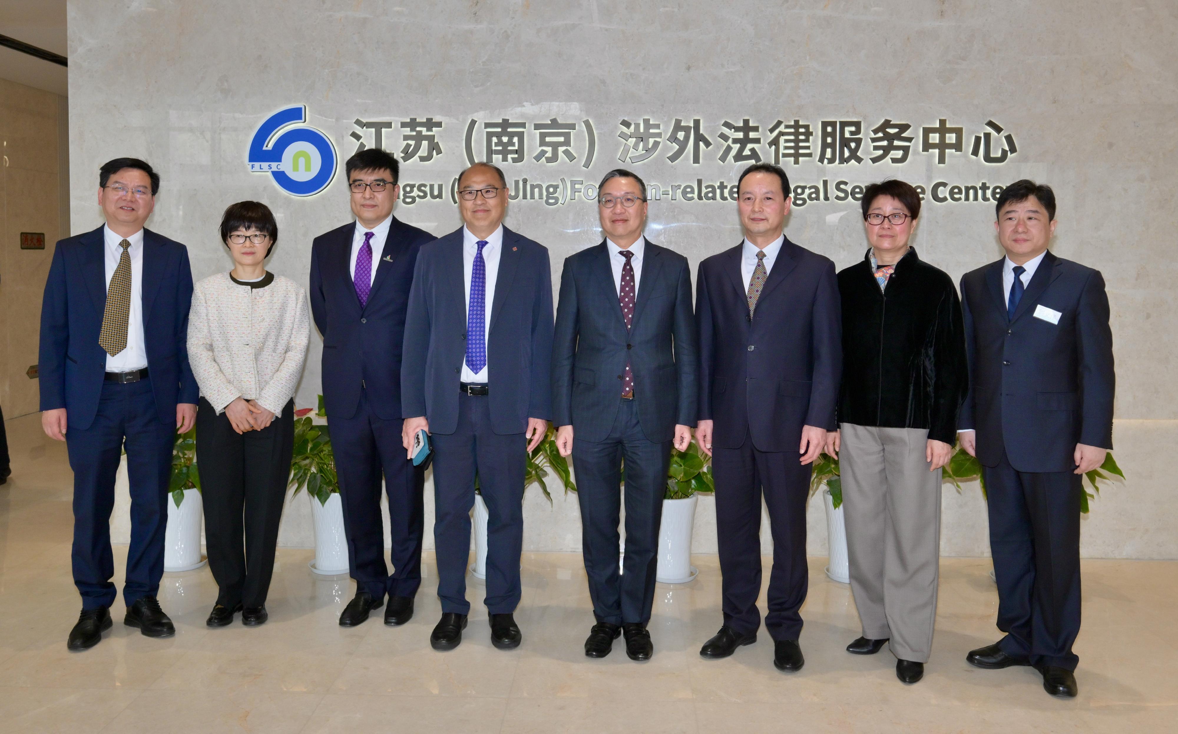 The Secretary for Justice, Mr Paul Lam, SC (fourth right), visited the Jiangsu (Nanjing) Foreign-related Legal Service Center today (March 26) to learn about the development of local foreign-related legal services.