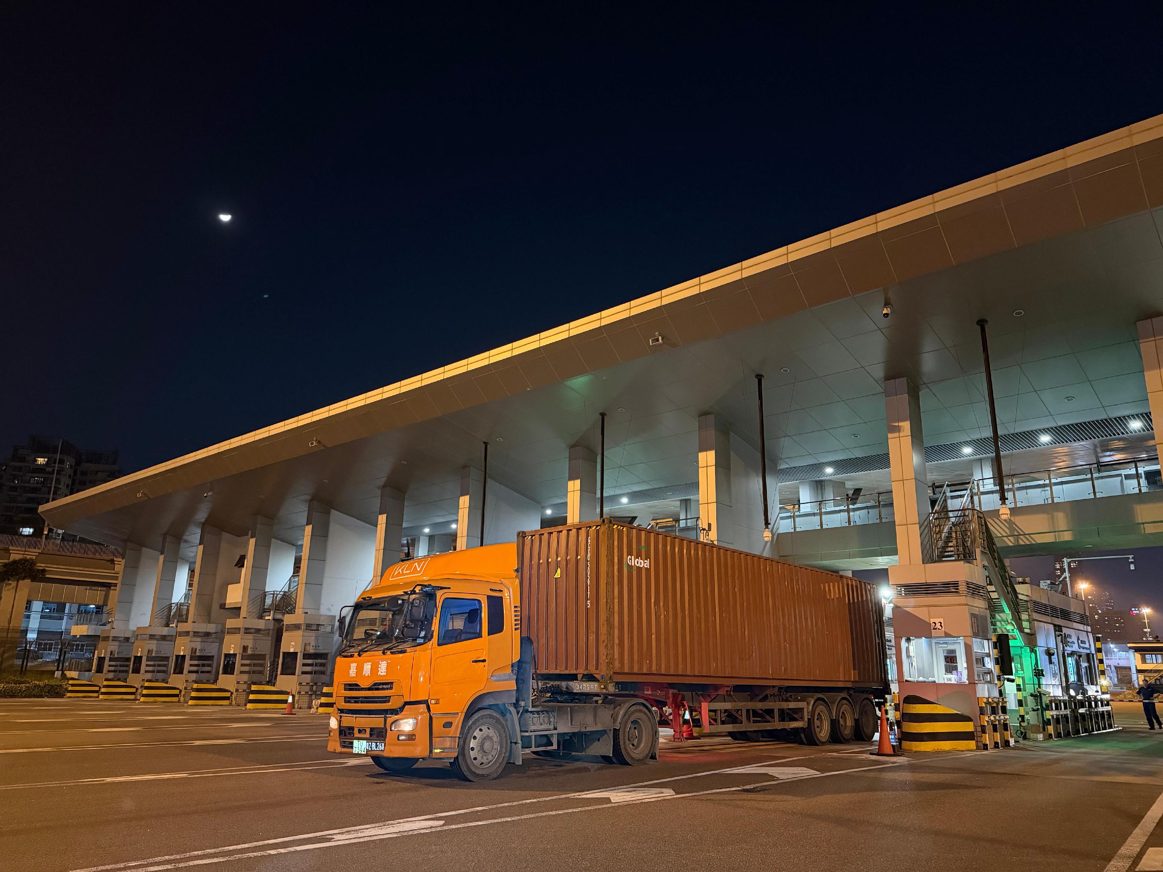 The Commissioner of Customs and Excise, Mr Chan Tsz-tat, yesterday (March 25) attended the launching ceremony of the Guangxi-Guangdong-Hong Kong Single E-lock Scheme (SELS) and the 10th anniversary of the SELS in Wuzhou, Guangxi. Photo shows the first transportation truck carrying transshipment goods departing from the first clearance point in the Nanning Customs District through the scheme. The truck arrived at the Shenzhen Bay Control Point on the same night, destined for the Kwai Ching Container Terminals, where the goods were transshipped to overseas destinations.