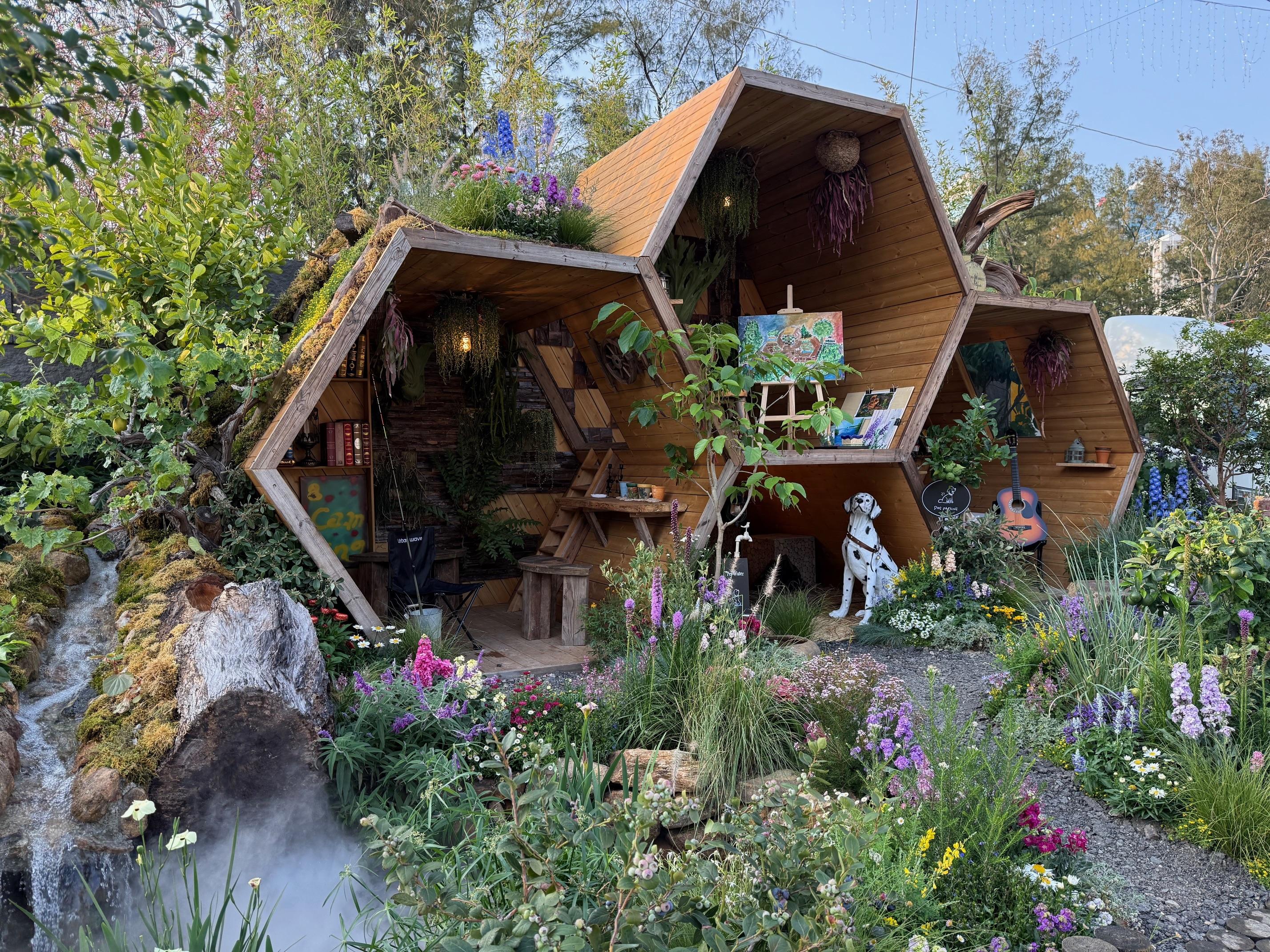 The Hong Kong Flower Show 2026, currently running at Victoria Park, is displaying the winning entries of the Leisure and Cultural Services Department's Oriental and Western Style Garden Plot Competitions. Photo shows Tuen Mun District's "Beehive Garden", which won the First Prize and Most Creative Award of the Western Style Garden Plot Competition.