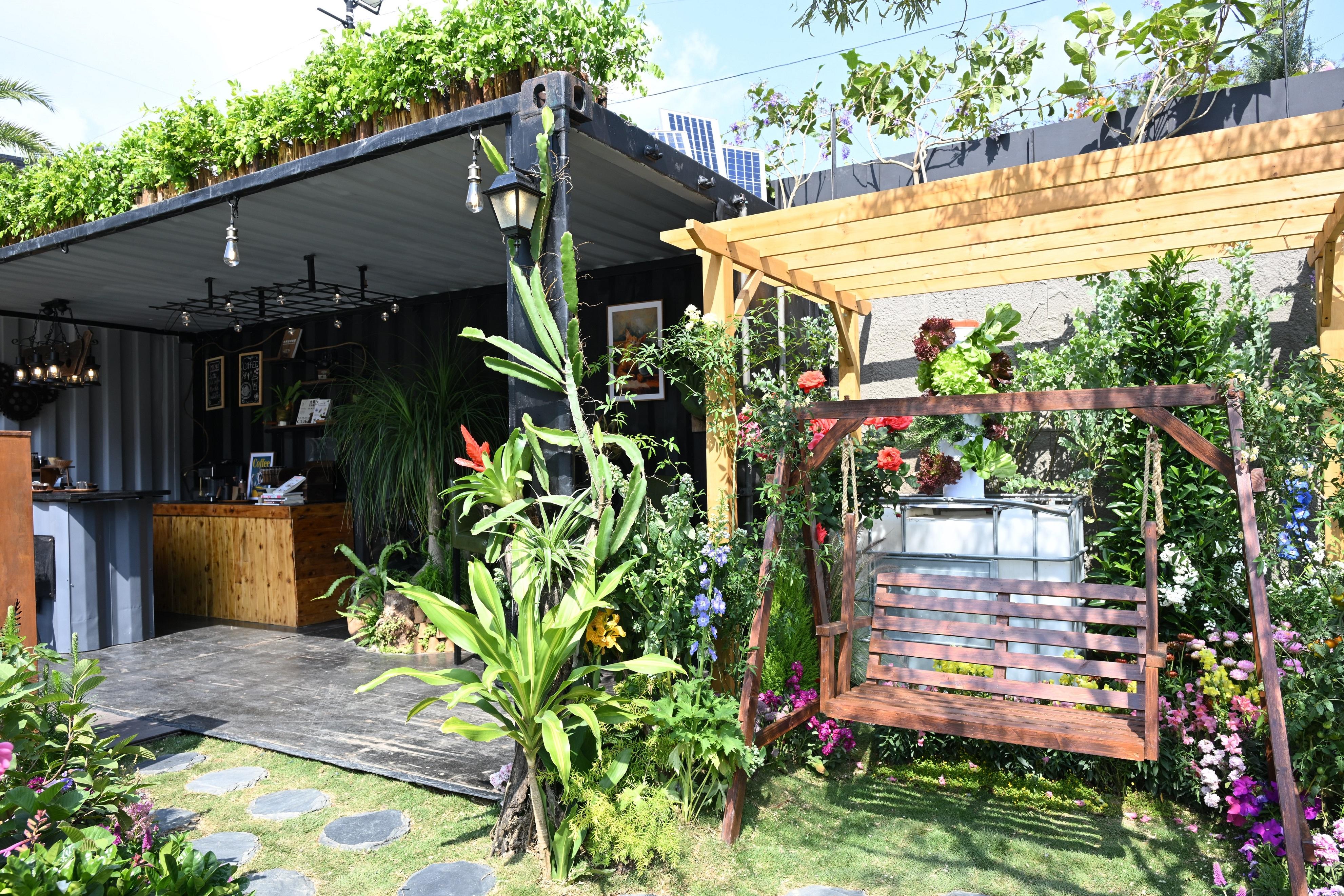 二○二六年香港花卉展覽現於維多利亞公園舉行，場內展出康樂及文化事務署東方園圃及西方園圃比賽的得獎作品。圖示西方園圃環保優勝獎&mdash;&mdash;觀塘區的「重生咖啡園：當工業廢料遇上歐式浪漫」。

