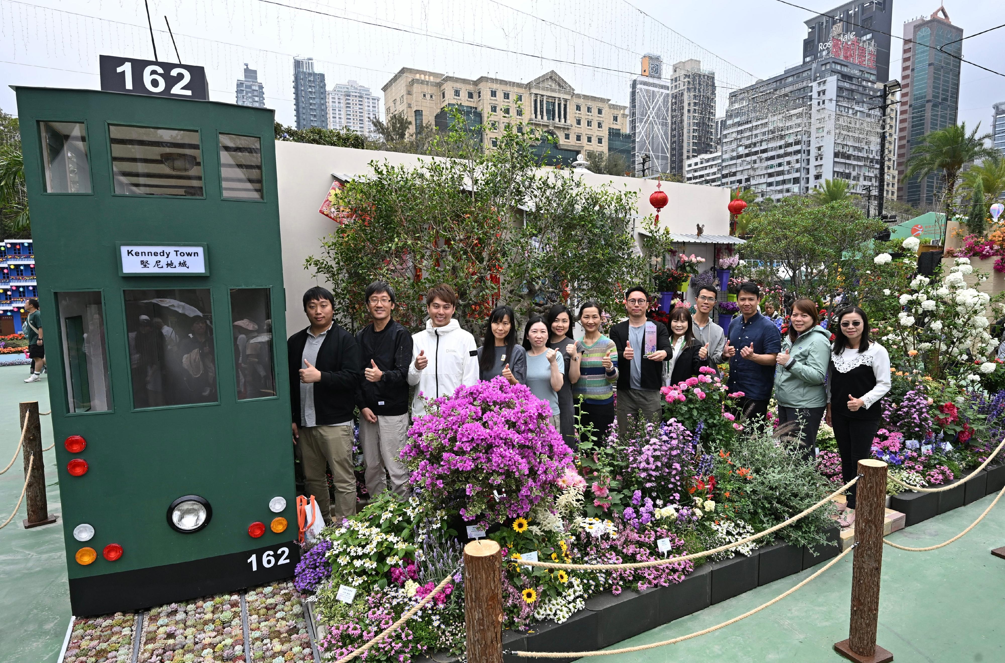二○二六年香港花卉展覽現於維多利亞公園舉行，場內展出康樂及文化事務署（康文署）東方園圃及西方園圃比賽的得獎作品。圖示康文署中西區康樂事務辦事處員工在其得獎的東方園圃「石板街」前合照。
