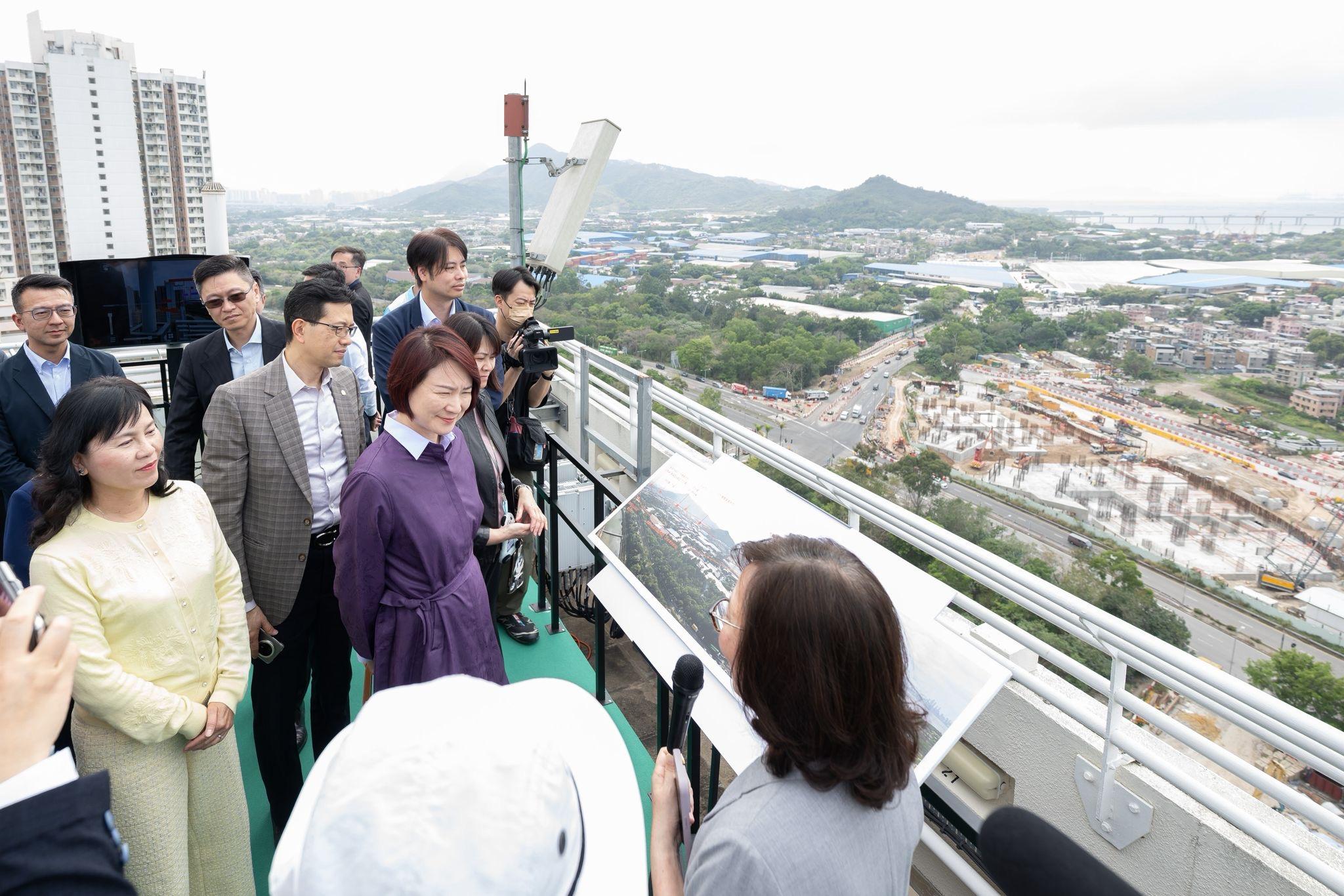 Members of the Legislative Council (LegCo) visited the Northern Metropolis today (March 26). Photo shows LegCo Members getting a bird's eye view of the Hung Shui Kiu/Ha Tsuen and the surrounding area to understand the planning and development of the New Development Area.
