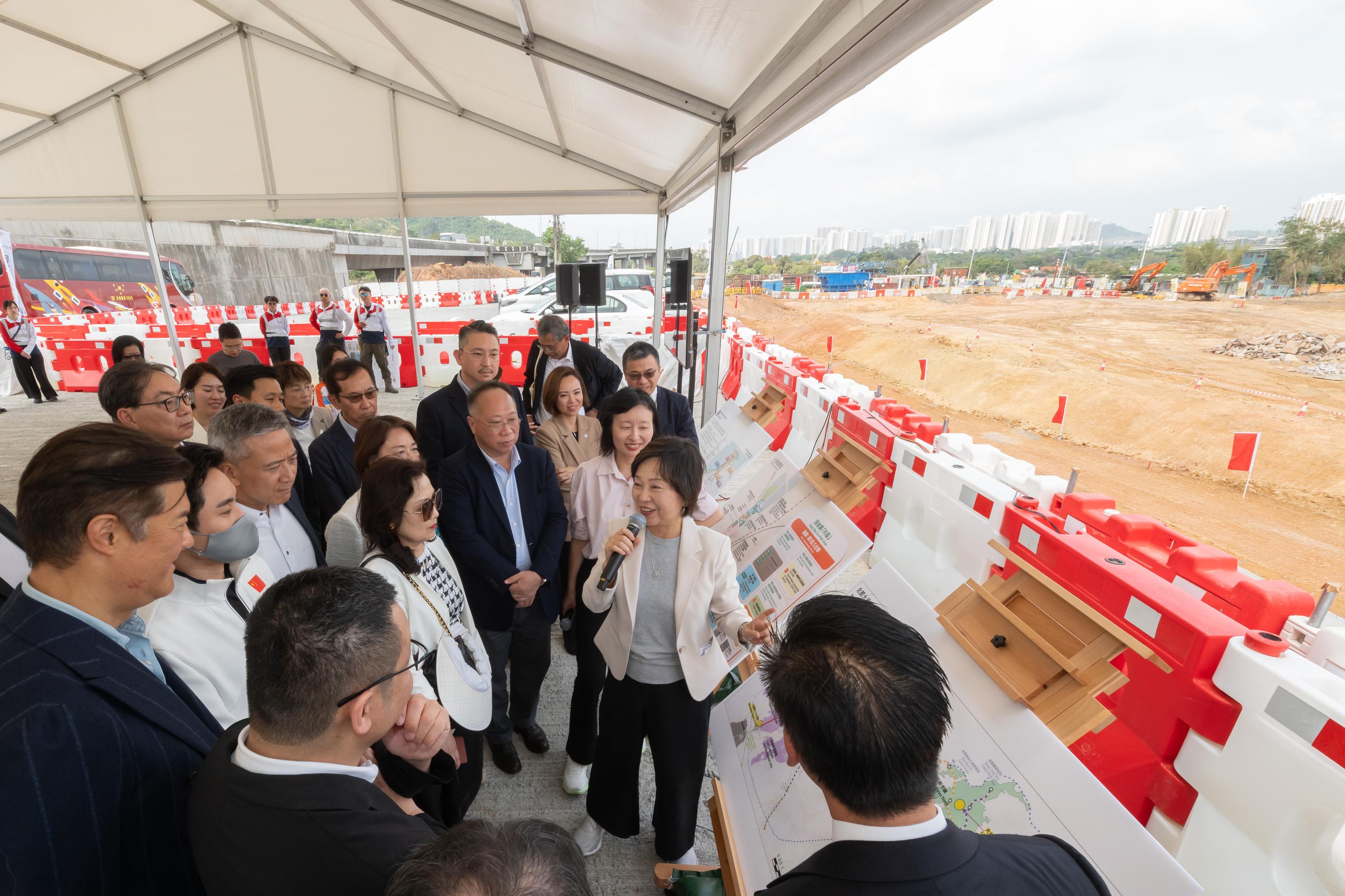 Members of the Legislative Council (LegCo) visited the Northern Metropolis (NM) today (March 26). Photo shows LegCo Members visiting the site for development of the NM University Town in Hung Shui Kiu/Ha Tsuen New Development Area, and receiving a briefing from the Government on the planning of the NM University Town.
