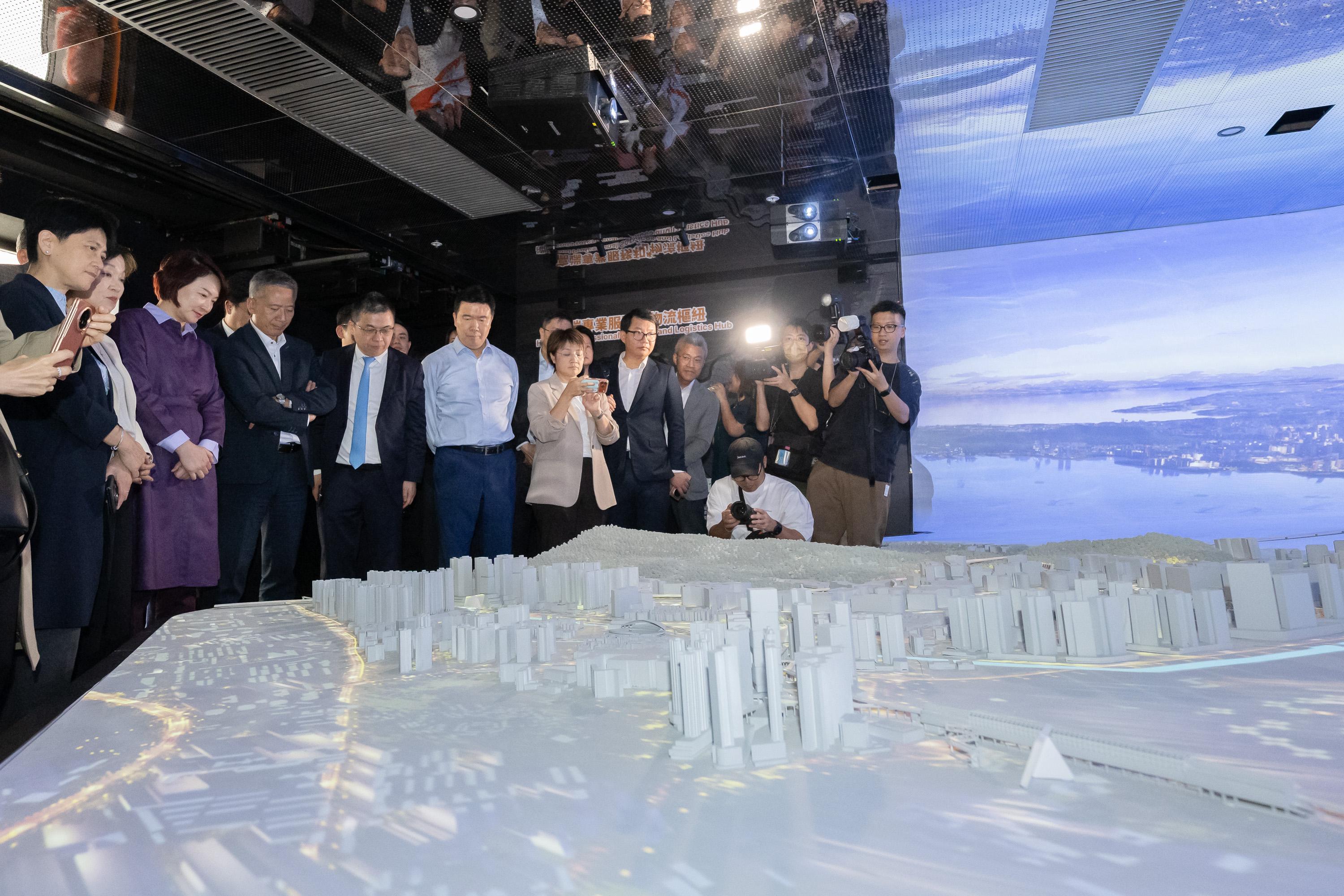 Members of the Legislative Council (LegCo) visited the Northern Metropolis (NM) today (March 26). Photo shows LegCo Members visiting Hung Shui Kiu/Ha Tsuen New Development Area Community Liaison Centre, where they toured the immersive digital experience zone and view a sand table model to learn about the overall development blueprint for the NM and its smart green transportation network.
