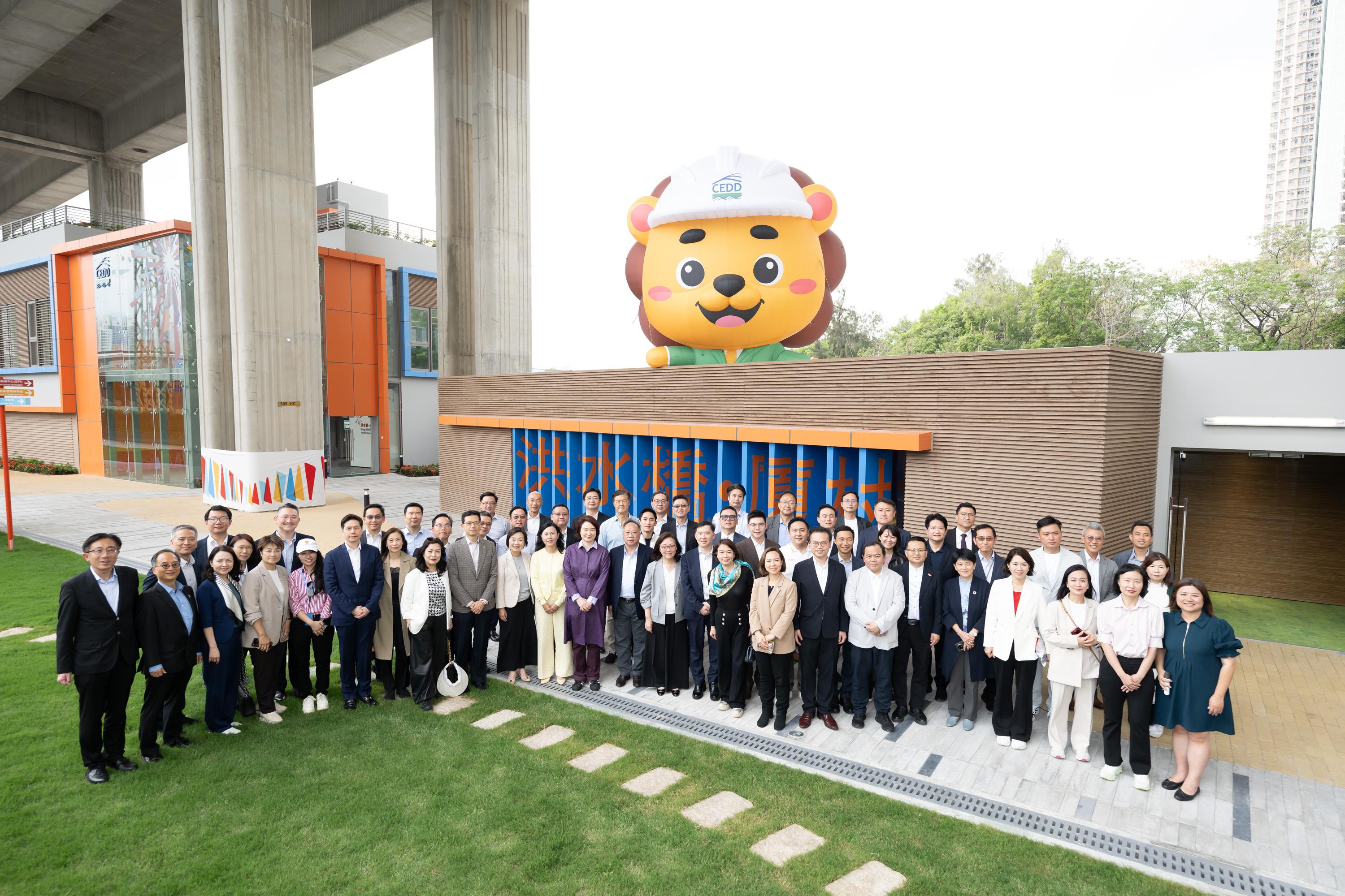 Members of the Legislative Council (LegCo) visited the Northern Metropolis today (March 26). Photo shows LegCo President, Dr Starry Lee (front row, twelfth left); the Chairman of the Panel on Development, Mr Andrew Lam (front row, thirteenth left); Deputy Chairman, Mr Kenneth Lau (second row, ninth left); and other LegCo Members, with the Secretary for Development, Ms Bernadette Linn (front row, twelfth right); the Secretary for Education, Dr Choi Yuk-lin (front row, tenth left); the Secretary for Transport and Logistics, Ms Mable Chan (front row, eleventh left); the Acting Secretary for Constitutional and Mainland Affairs, Mr Clement Woo (front row, eleventh right); and other representatives of the Government at the Hung Shui Kiu/Ha Tsuen New Development Area Community Liaison Centre.
