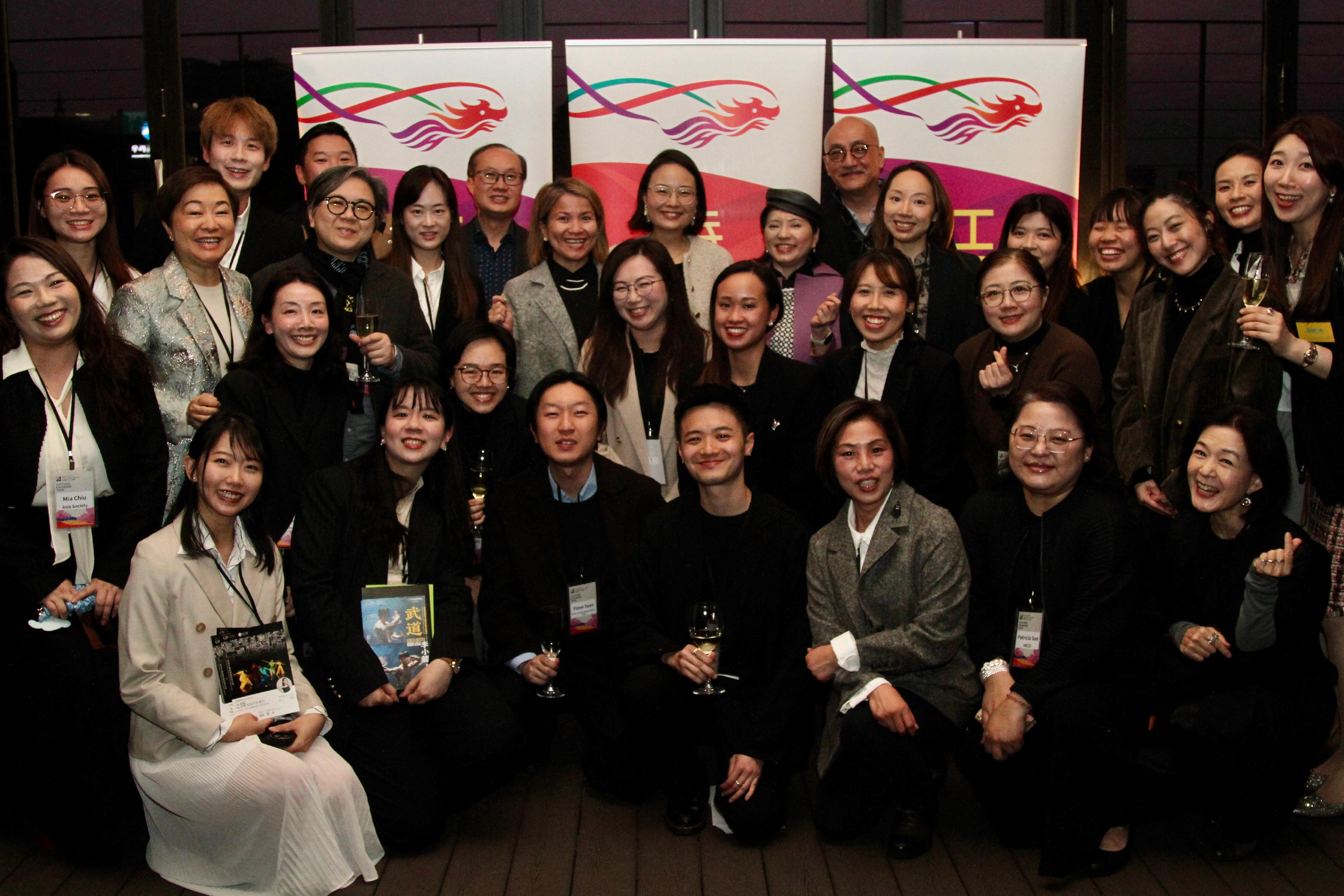 The Hong Kong Economic and Trade Office in Tokyo today (March 27) organised a networking reception in Seoul, Korea, for delegates of the Hong Kong Arts Administrators Association visiting Korea to foster cultural exchanges between Hong Kong and Korea. Photo shows the Principal Hong Kong Economic and Trade Representative (Tokyo), Ms Gillian Lam (third row, ninth right), with the delegates.