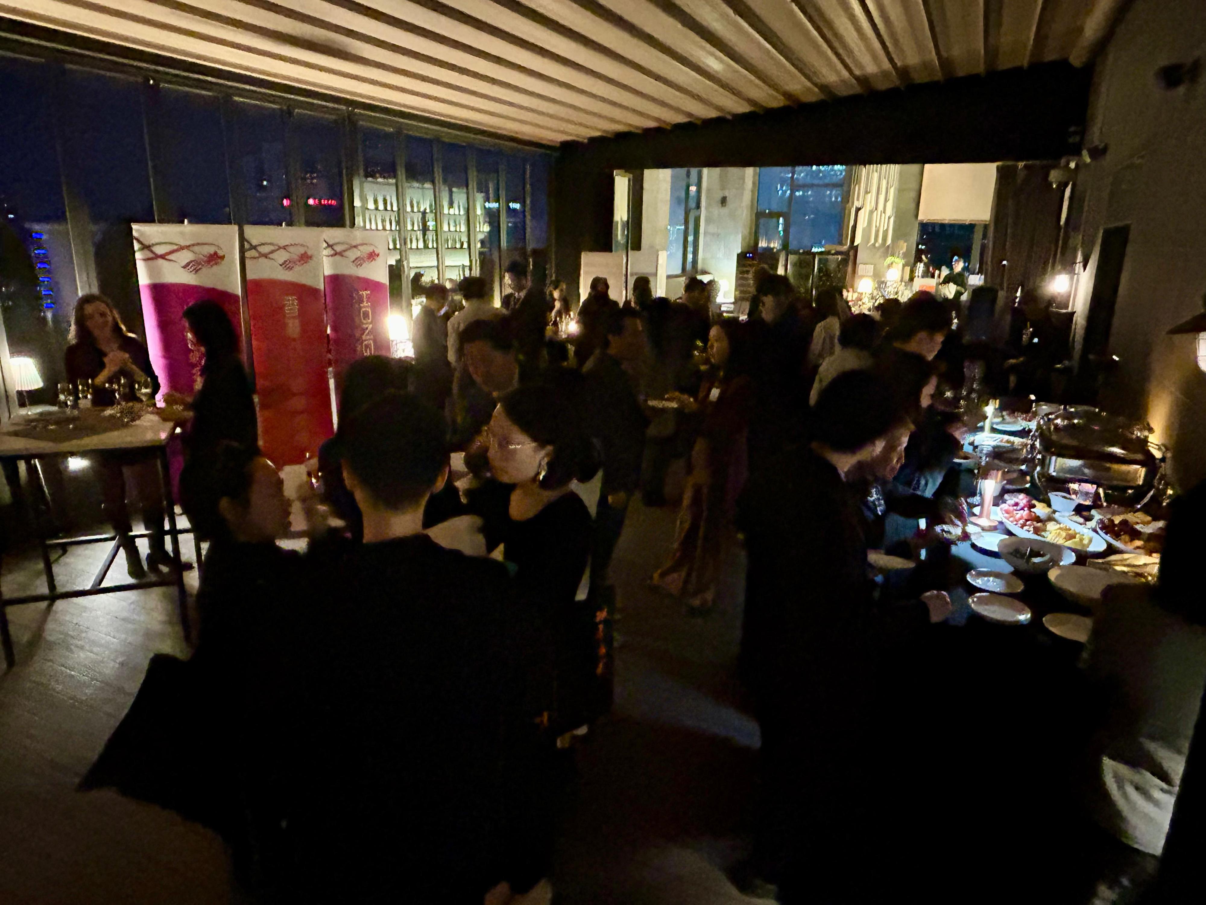 香港駐東京經濟貿易辦事處今日（三月二十七日）在韓國首爾為訪韓的香港藝術行政人員協會代表團舉辦交流酒會，促進香港與韓國的文化交流。超過50位來自文化和藝術界別的人士出席。