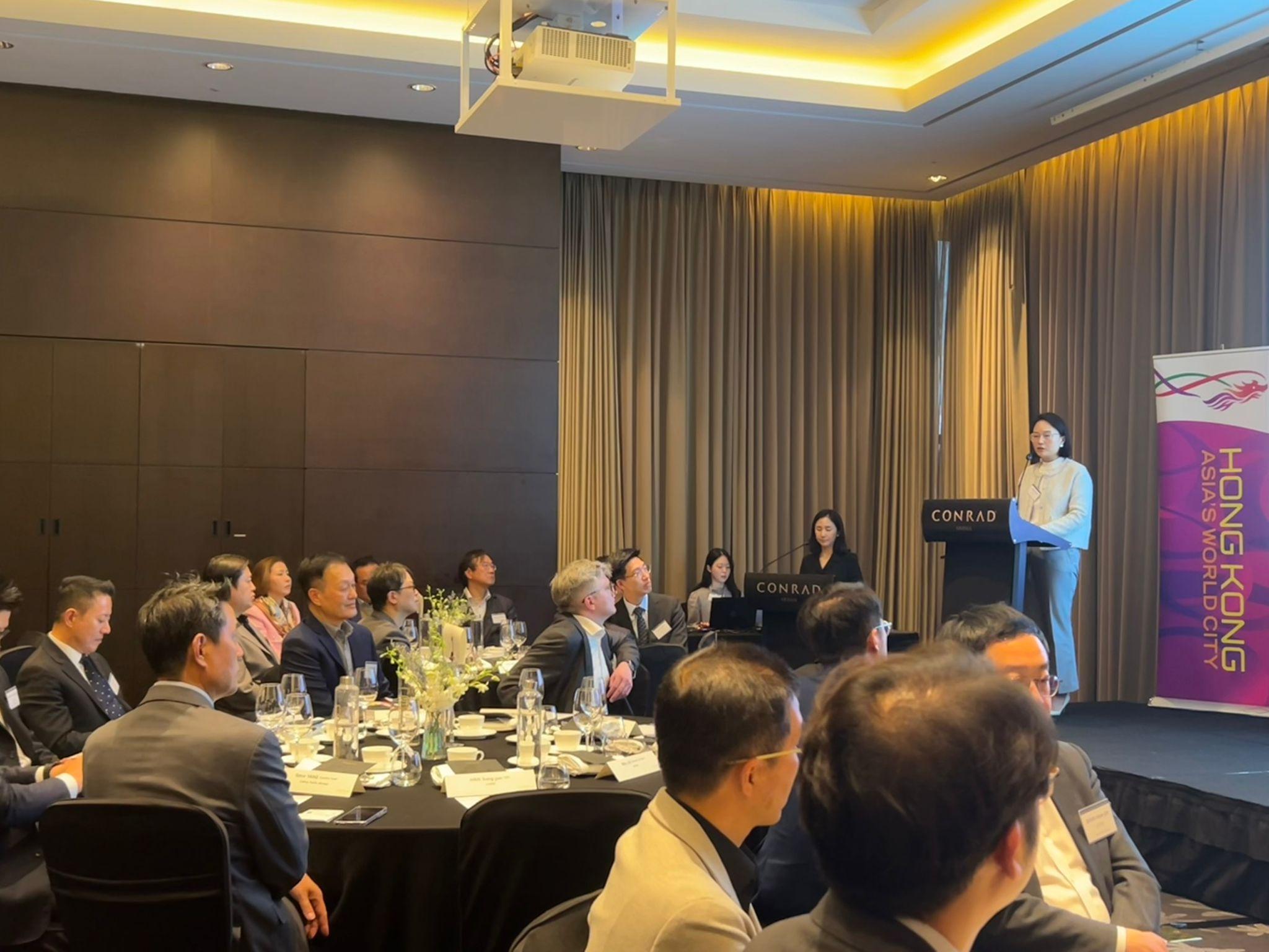 香港駐東京經濟貿易辦事處聯同香港貿易發展局、投資推廣署和韓國香港商會，昨日（三月二十六日）透過「經貿一站通」平台在首爾合辦香港──韓國商務酒會，推廣香港的營商優勢。圖示香港駐東京經濟貿易首席代表林玉婷在酒會上致辭。