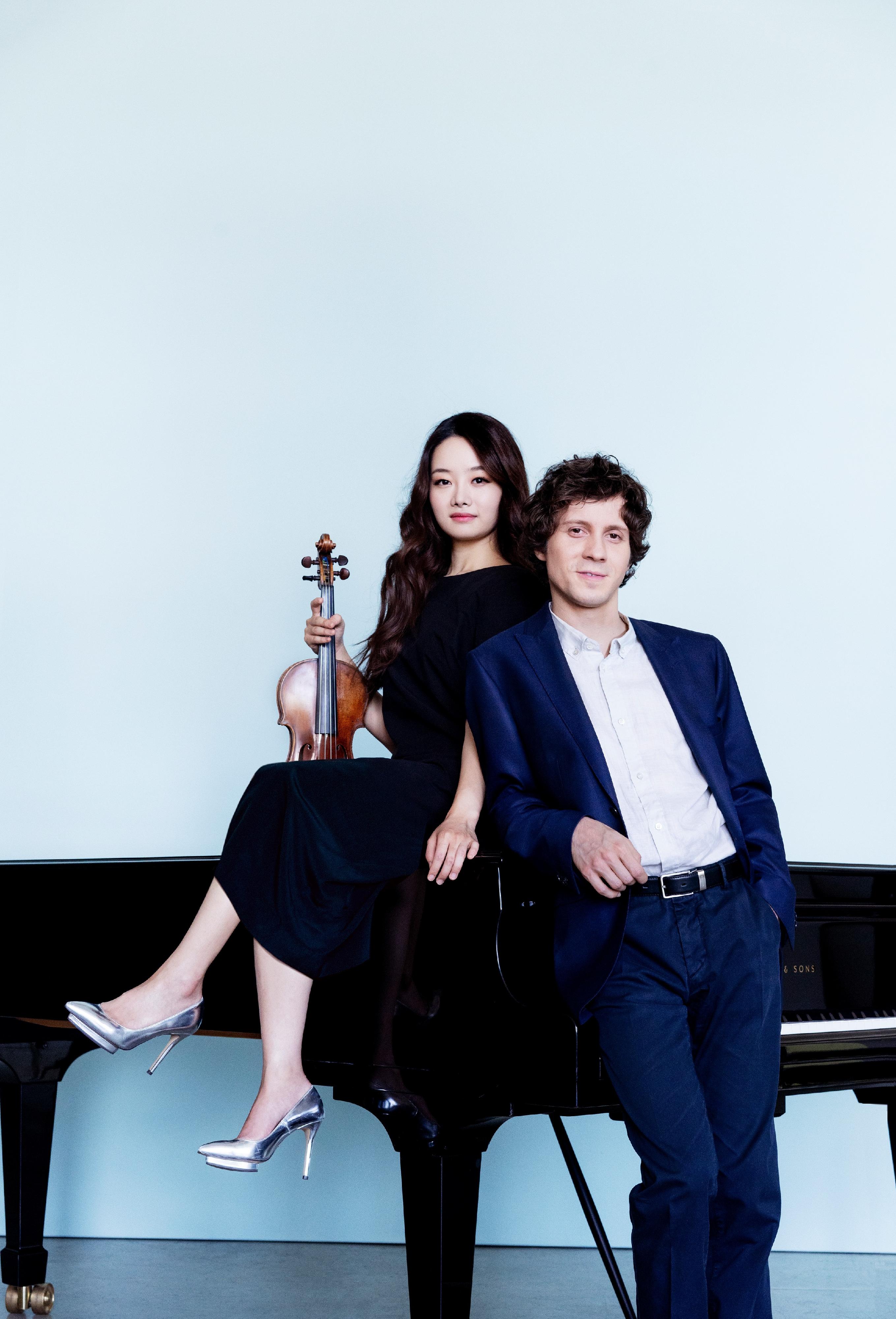 An international top-notch orchestra and acclaimed musicians will stage performances at the Leisure and Cultural Services Department's "Great Music 2026" from June to December. Photo shows pianist Rafal Blechacz (right) and violinist Bomsori Kim (left). (Photo source: Harald Hoffmann Deutsche Grammophon)

