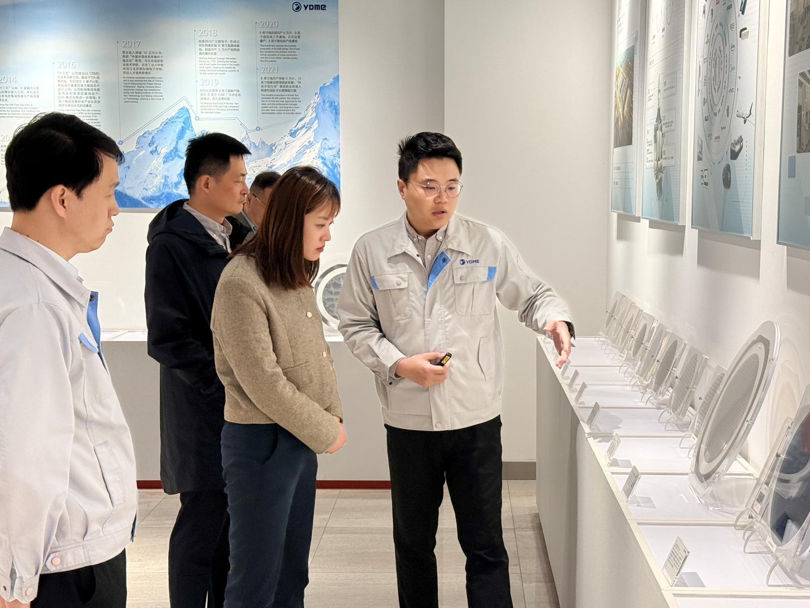 創新科技及工業局副局長張曼莉（左二）在北京考察多家半導體與人工智能芯片龍頭企業。圖示張曼莉於三月二十五日參觀北京燕東微電子股份有限公司。