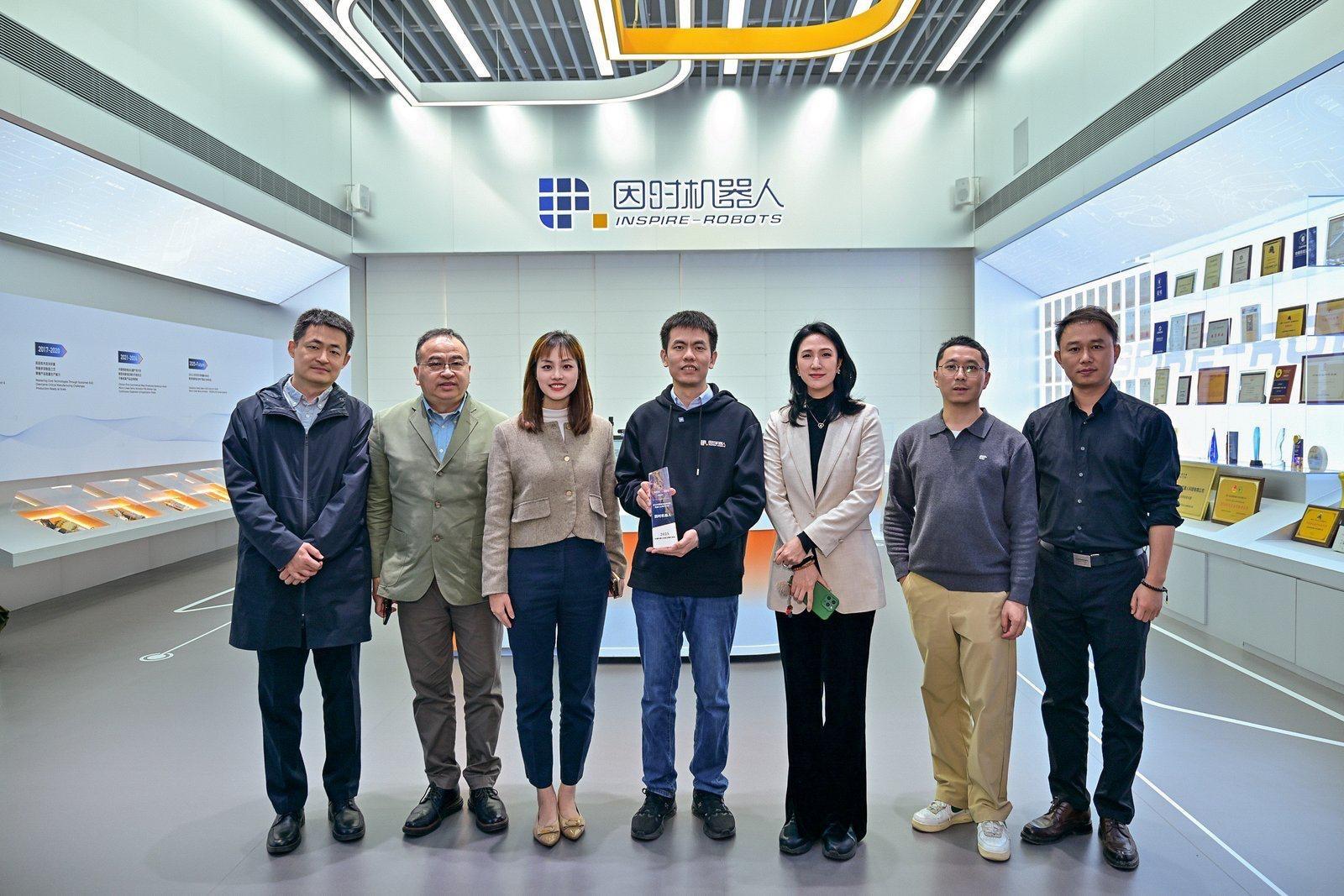 創新科技及工業局副局長張曼莉（左三）在北京考察多家半導體與人工智能芯片龍頭企業。圖示張曼莉昨日（三月二十六日）與北京因時機器人科技有限公司代表會面。