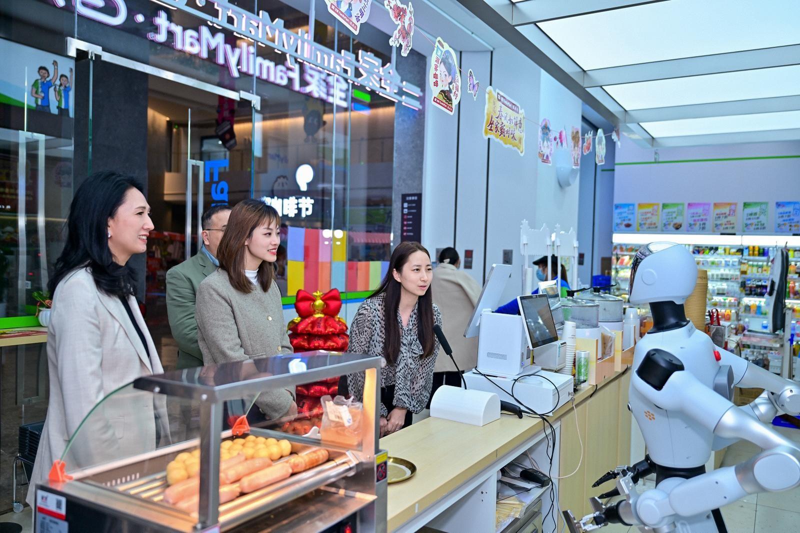 The Under Secretary for Innovation, Technology and Industry, Ms Lillian Cheong (second left), visited a number of leading semiconductor and AI chip enterprises in Beijing. Photo shows Ms Cheong touring Galbot Co Ltd yesterday (March 26).