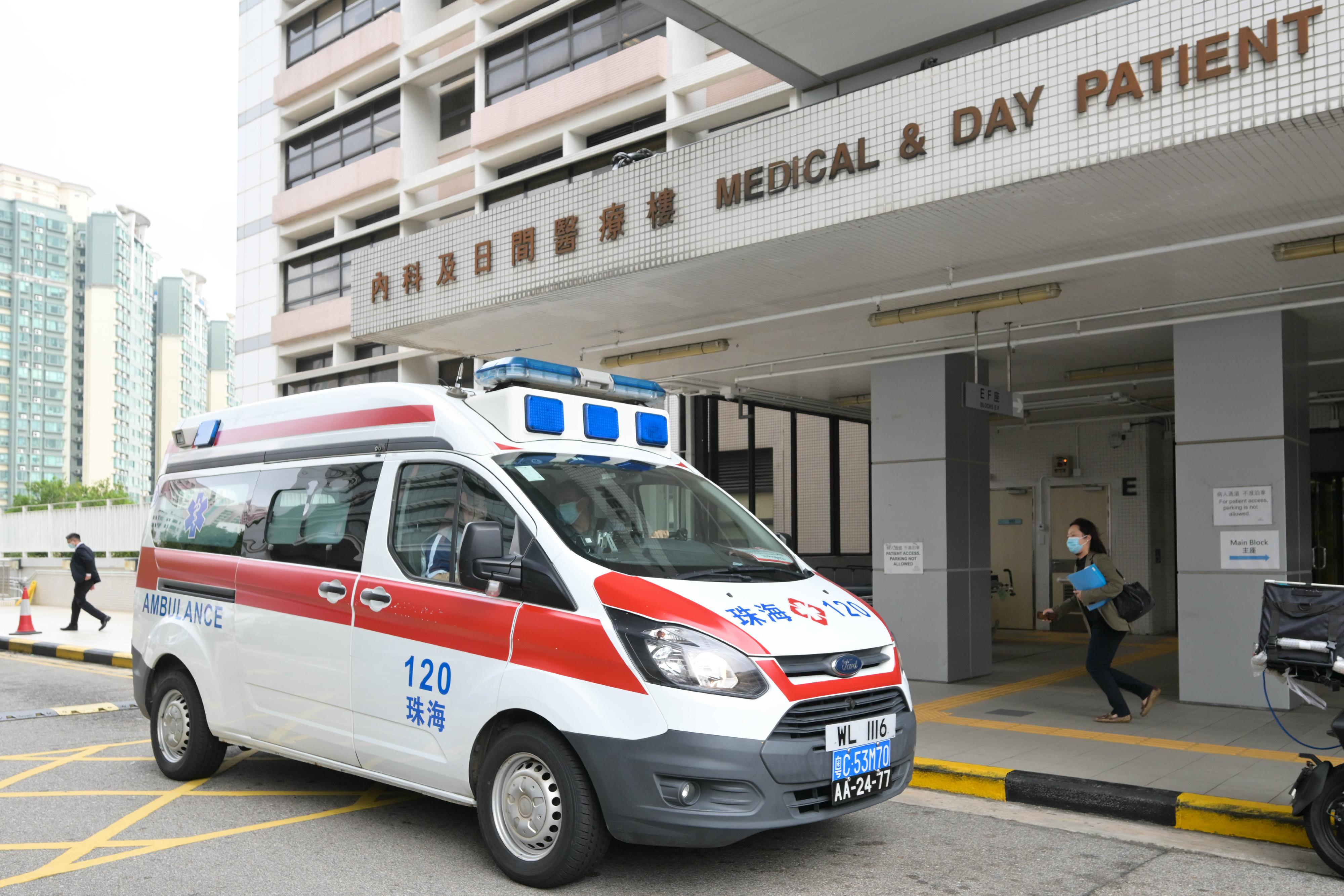 香港特別行政區政府今日（三月二十七日）公布，「大灣區跨境直通救護車試行計劃」由即日起正式與深圳、珠海和澳門實施雙向轉運安排。圖示日前參與雙向轉運演練的珠海跨境救護車模擬運送病人離開香港瑪嘉烈醫院，前往珠海市人民醫院。

