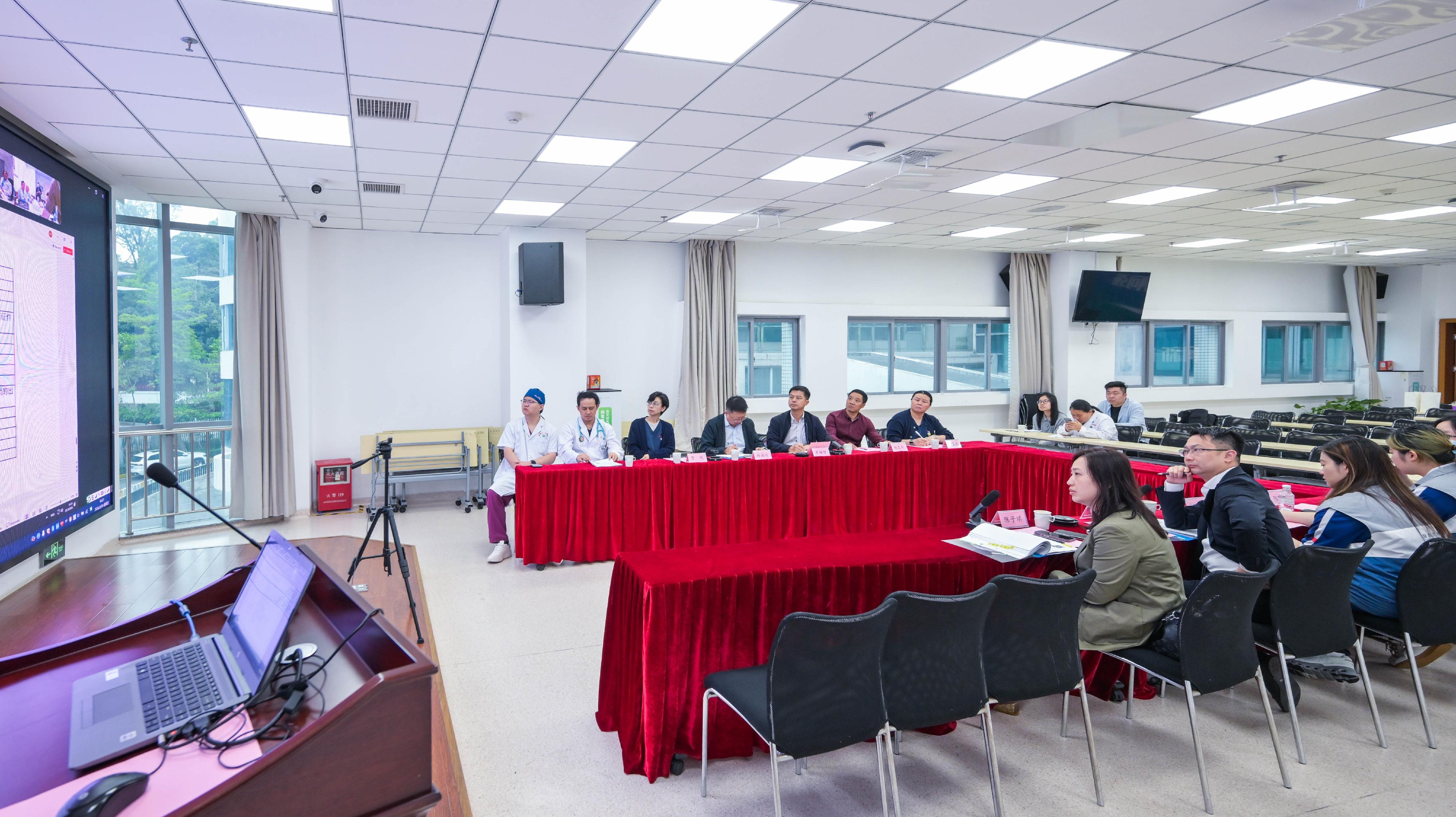 香港特別行政區政府今日（三月二十七日）公布，「大灣區跨境直通救護車試行計劃」由即日起正式與深圳、珠海和澳門實施雙向轉運安排。圖示醫務衞生局高級顧問（局長辦公室）樊敬文醫生（右三）、醫務衞生局首席助理秘書長陳子琪（右四）和其他香港和珠海人員日前在雙向轉運演練後，於珠海市人民醫院進行會議。