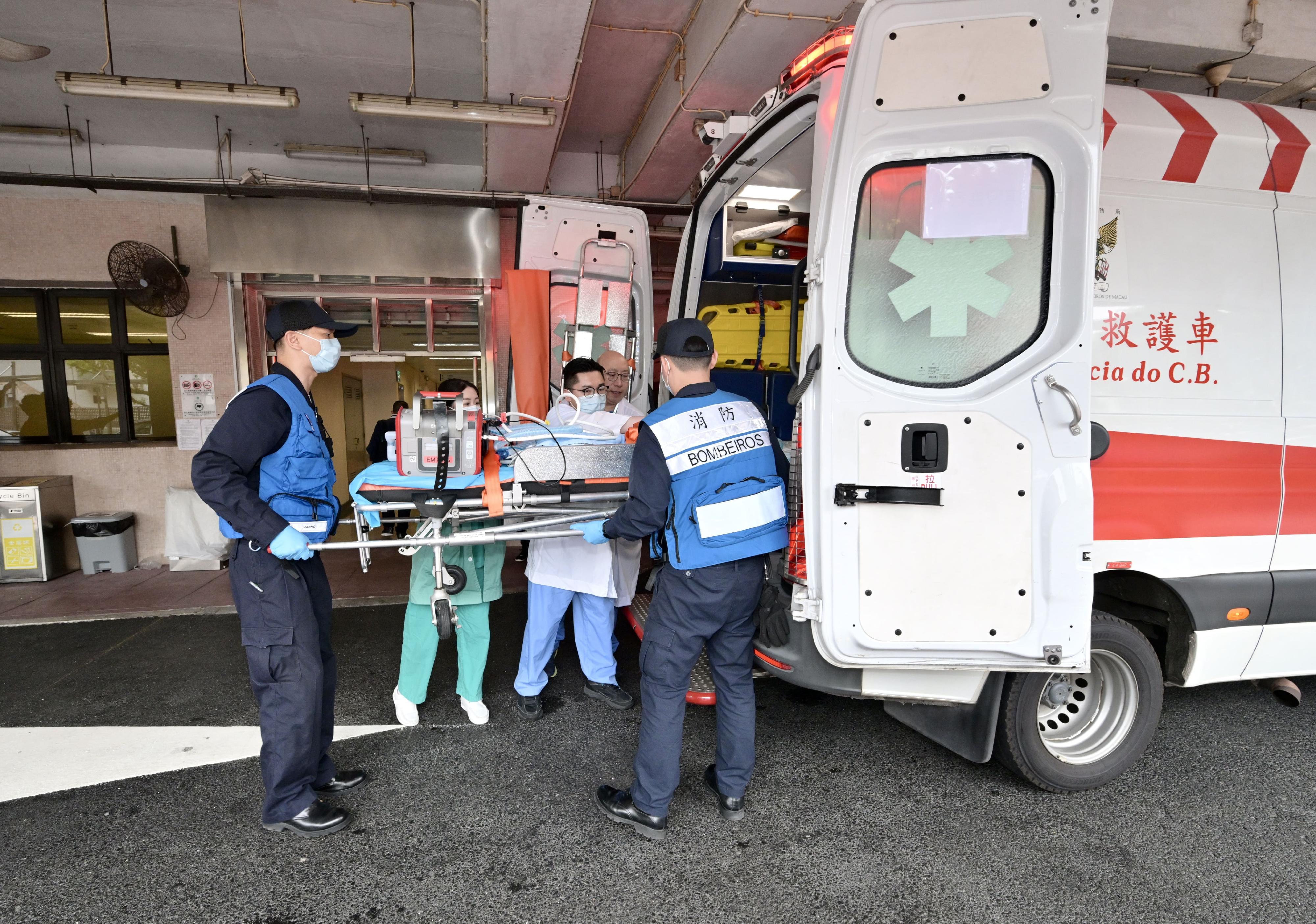 香港特別行政區政府今日（三月二十七日）公布，「大灣區跨境直通救護車試行計劃」由即日起正式與深圳、珠海和澳門實施雙向轉運安排。圖示日前參與雙向轉運演練的澳門跨境救護車模擬運送病人抵達澳門仁伯爵綜合醫院。