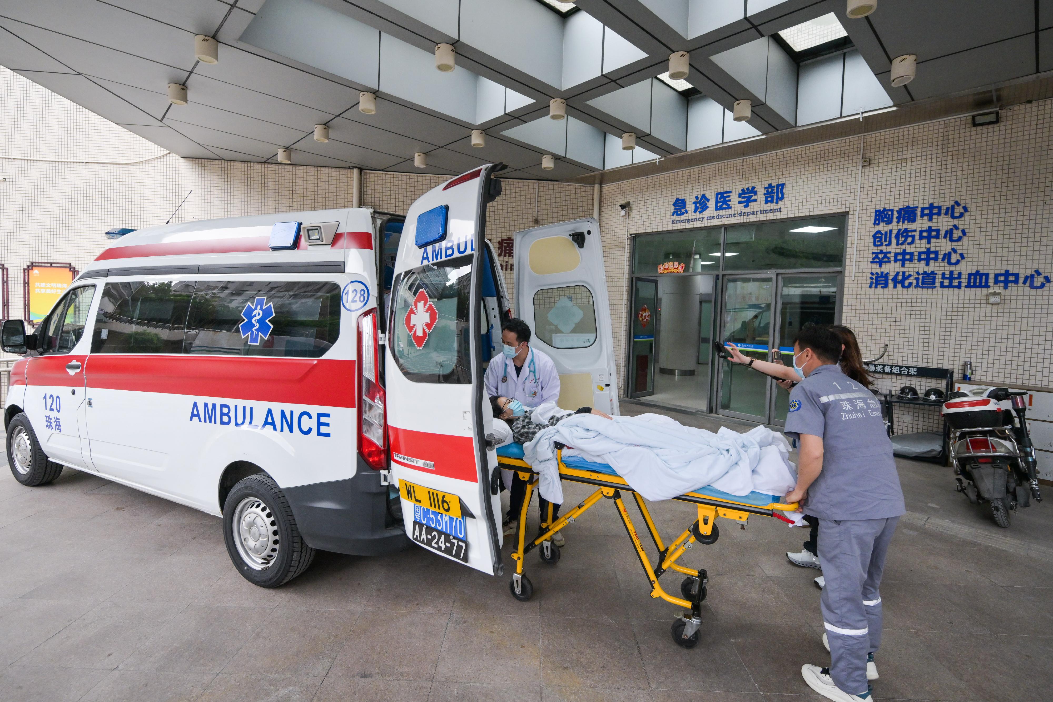The Government of the Hong Kong Special Administrative Region announced today (March 27) the official implementation of the two-way transfer arrangement of the Pilot Scheme for Direct Cross-boundary Ambulance Transfer in the Greater Bay Area with Shenzhen, Zhuhai and Macao starting today. Photo shows a Zhuhai cross-boundary ambulance used for simulating the transfer of a patient in a recent two-way transfer drill arriving at Zhuhai People's Hospital.
