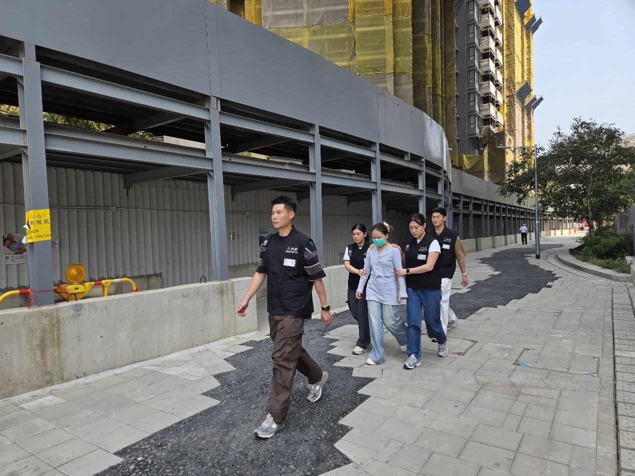 入境事務處於三月二十日至昨日（三月二十六日）在全港多區展開反非法勞工行動。圖示懷疑非法勞工在行動中被捕。