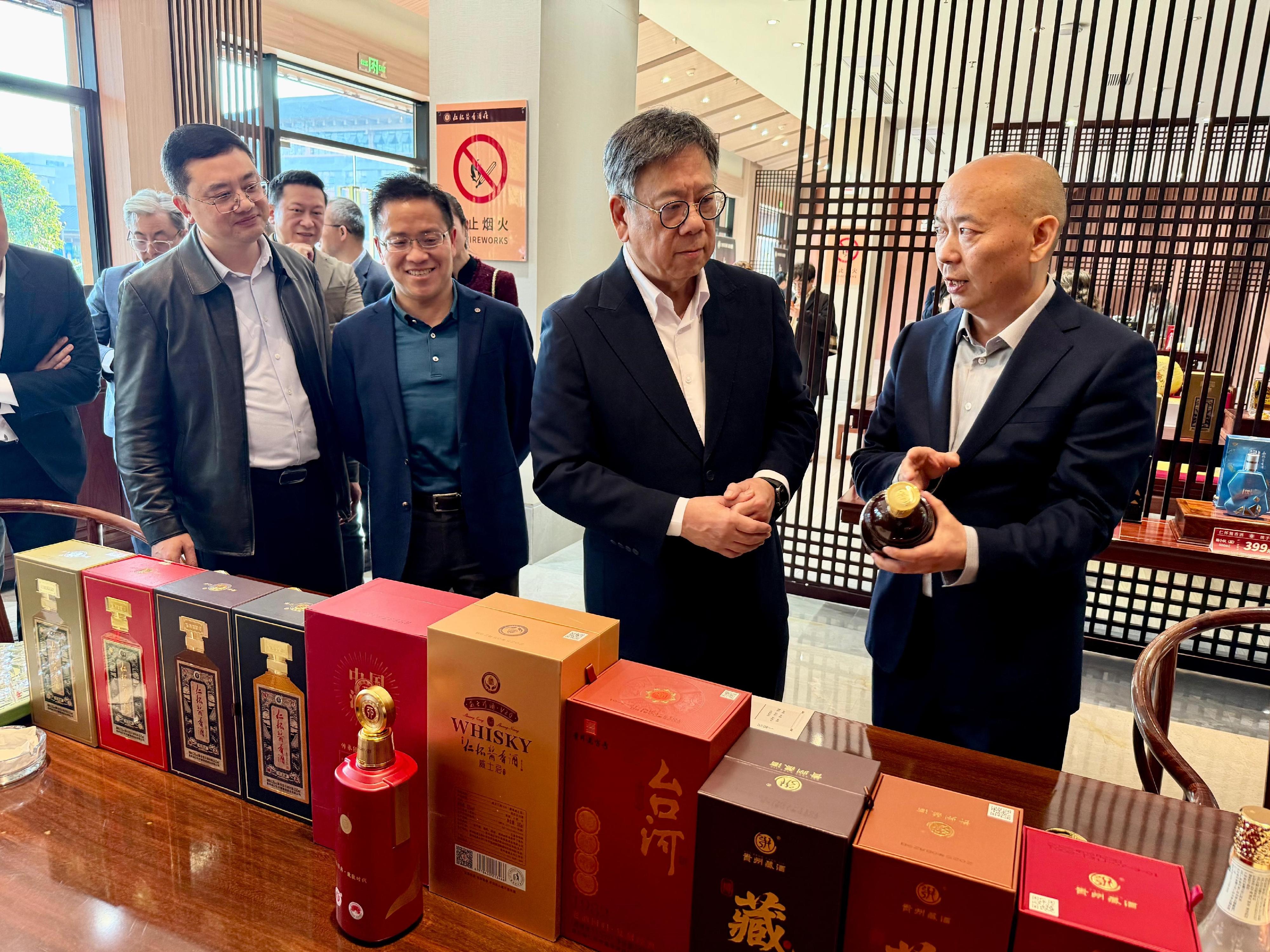 商務及經濟發展局局長丘應樺率領的商務代表團由四川轉往貴州繼續訪問行程。圖示丘應樺（右二）昨日（三月二十六日）在貴州仁懷市到訪仁懷醬香酒莊，了解品牌的未來發展路向。
