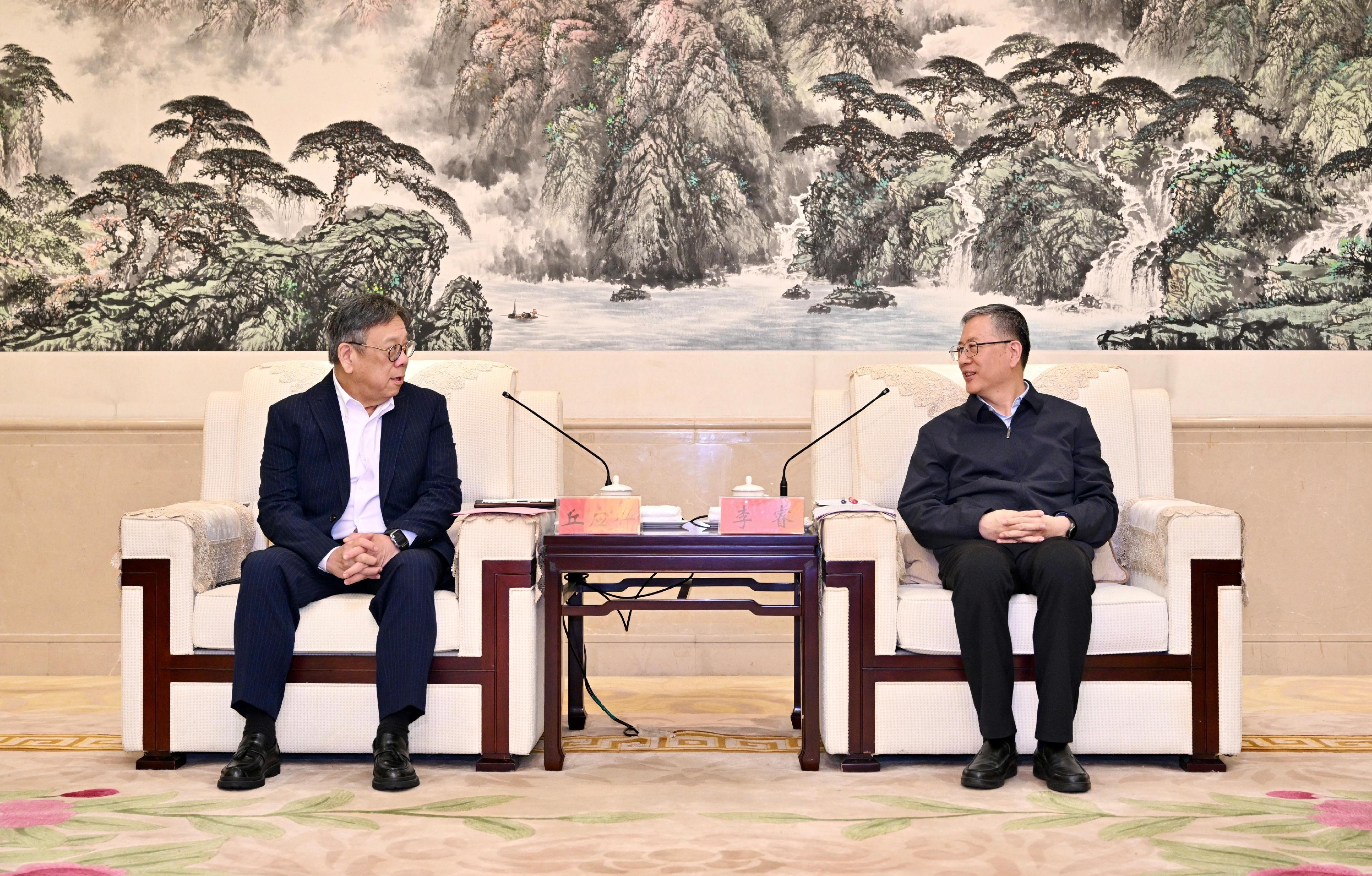 商務及經濟發展局局長丘應樺率領的商務代表團由四川轉往貴州繼續訪問行程。圖示丘應樺（左）今日（三月二十七日）在貴州遵義市拜會貴州省委常委、遵義市委書記李睿（右），深化香港與貴州的經貿聯繫，並簡介香港內聯外通的獨特優勢。

