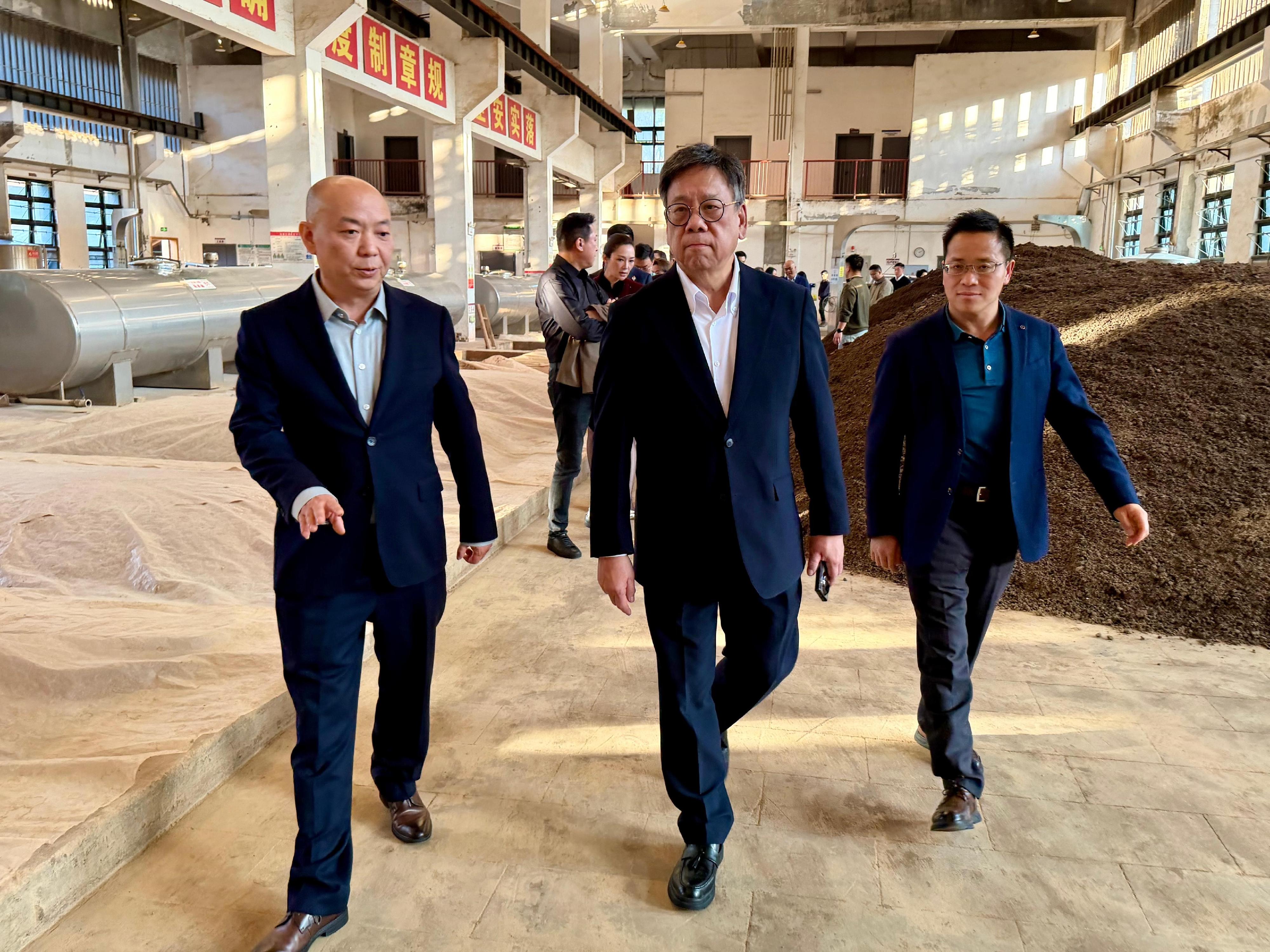 The business delegation led by the Secretary for Commerce and Economic Development, Mr Algernon Yau, proceeded to Guizhou from Sichuan to continue its visit. Photo shows Mr Yau (centre) visiting the Renhuai Jiangxiang winery in Renhuai City, Guizhou, yesterday (March 26) to learn about the production process of Chinese baijiu.
