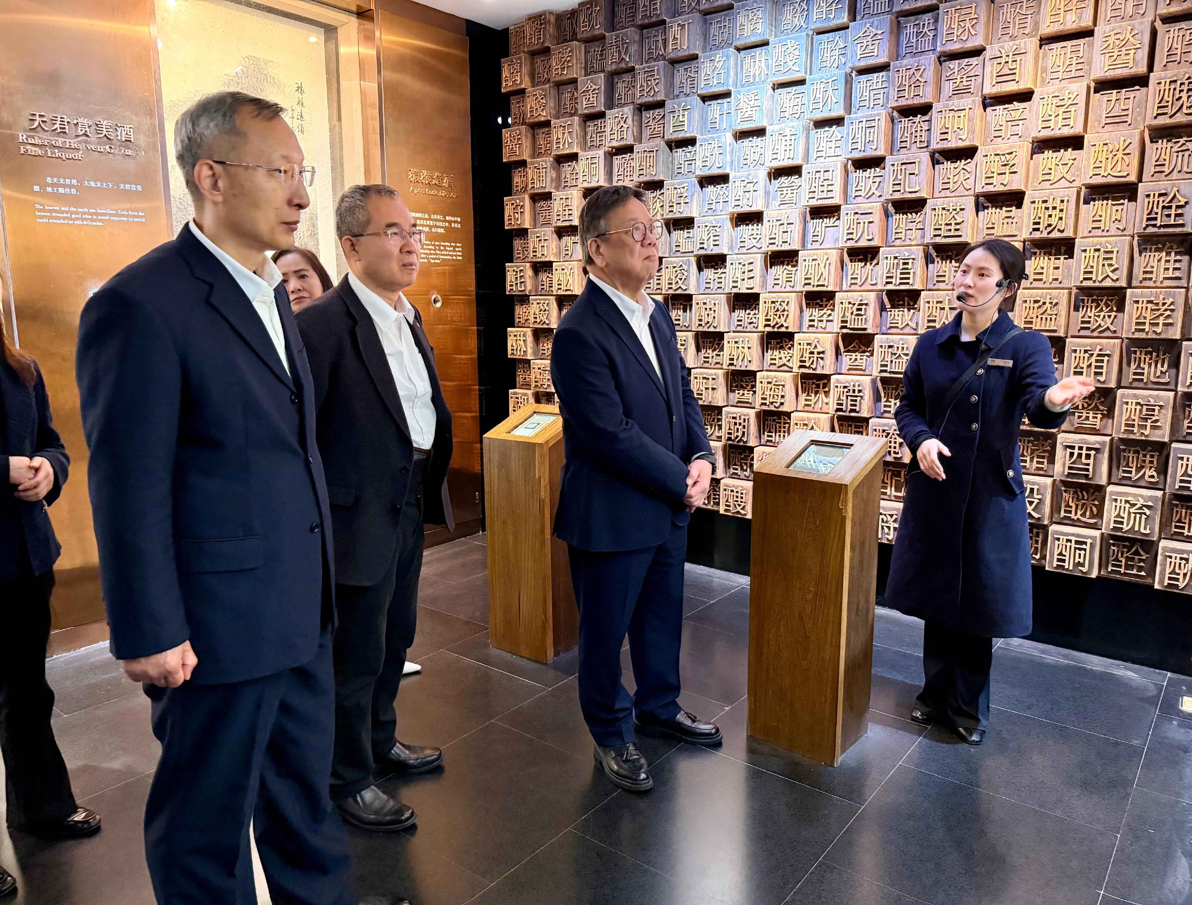 The business delegation led by the Secretary for Commerce and Economic Development, Mr Algernon Yau, proceeded to Guizhou from Sichuan to continue its visit. Photo shows Mr Yau (second right) visiting the China Liquor Culture City in Renhuai City, Guizhou, today (March 27) to learn about the development of the Chinese wine and liquor industry.