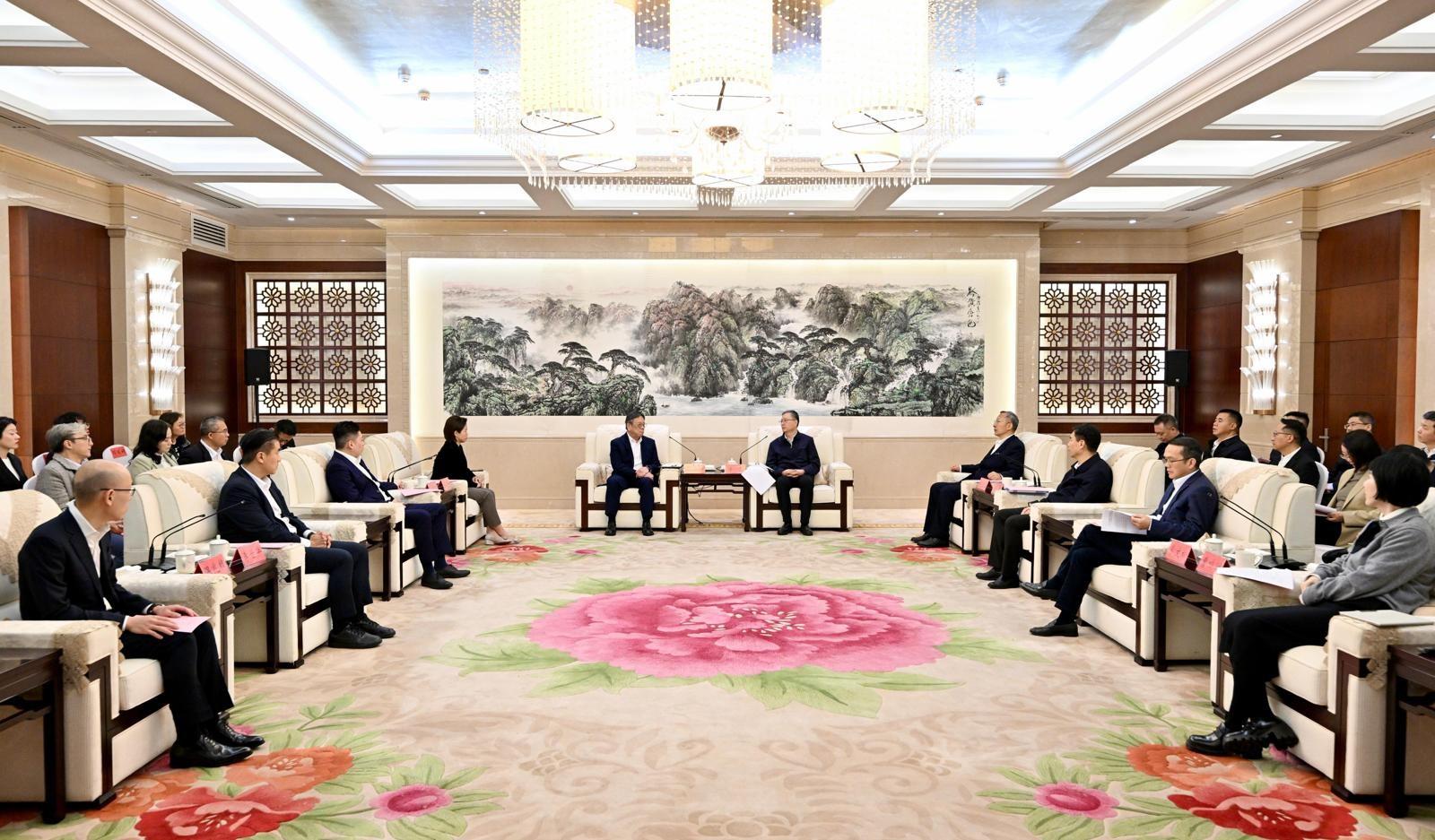 The business delegation led by the Secretary for Commerce and Economic Development, Mr Algernon Yau, proceeded to Guizhou from Sichuan to continue its visit. Photo shows Mr Yau (fifth left) and the delegation calling on Standing Committee Member of the CPC Guizhou Provincial Committee and Secretary of the CPC Zunyi Municipal Committee, Mr Li Rui (fifth right), in Zunyi City, Guizhou, today (March 27).